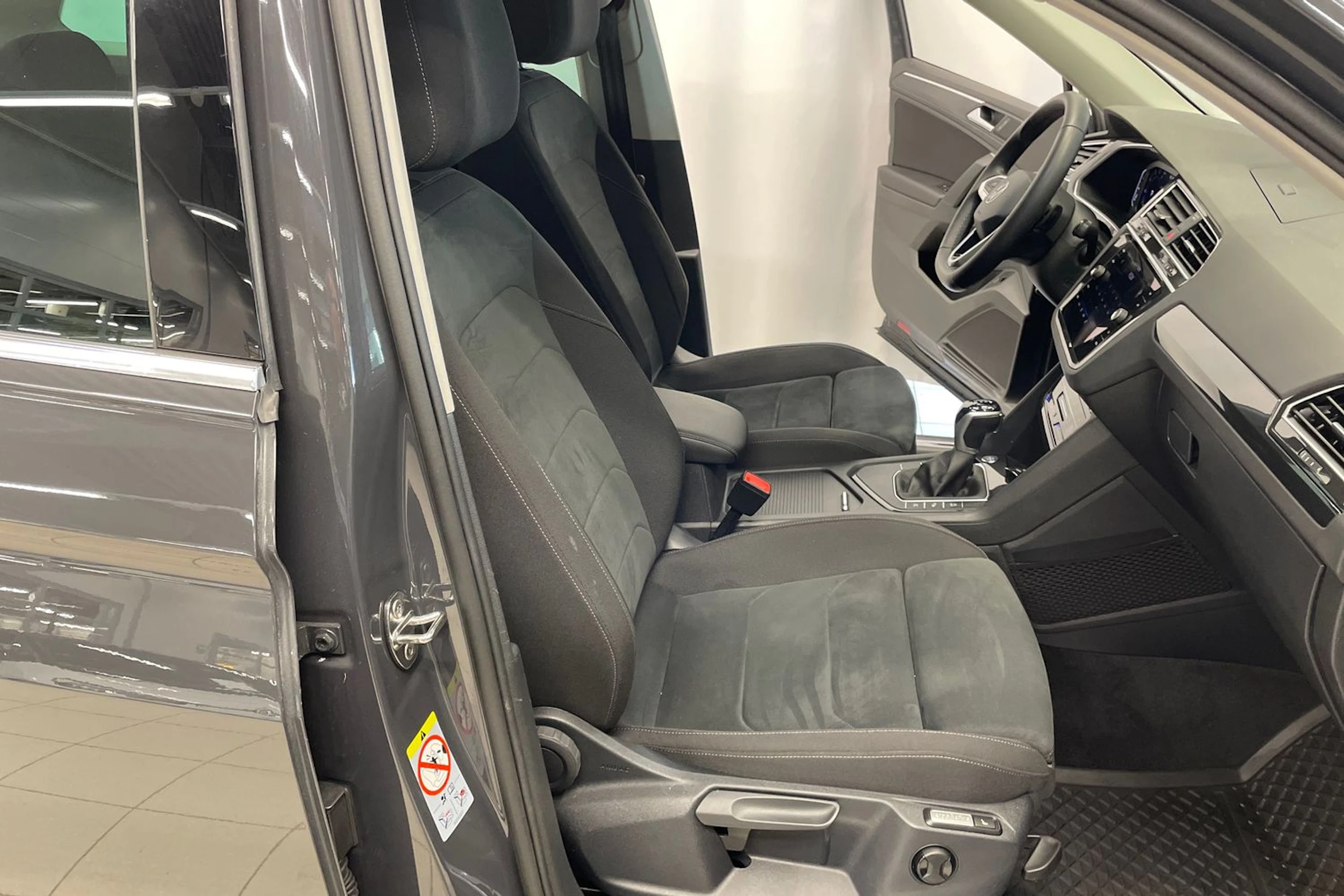 Harmaa Volkswagen Tiguan 2021 kuva 25.