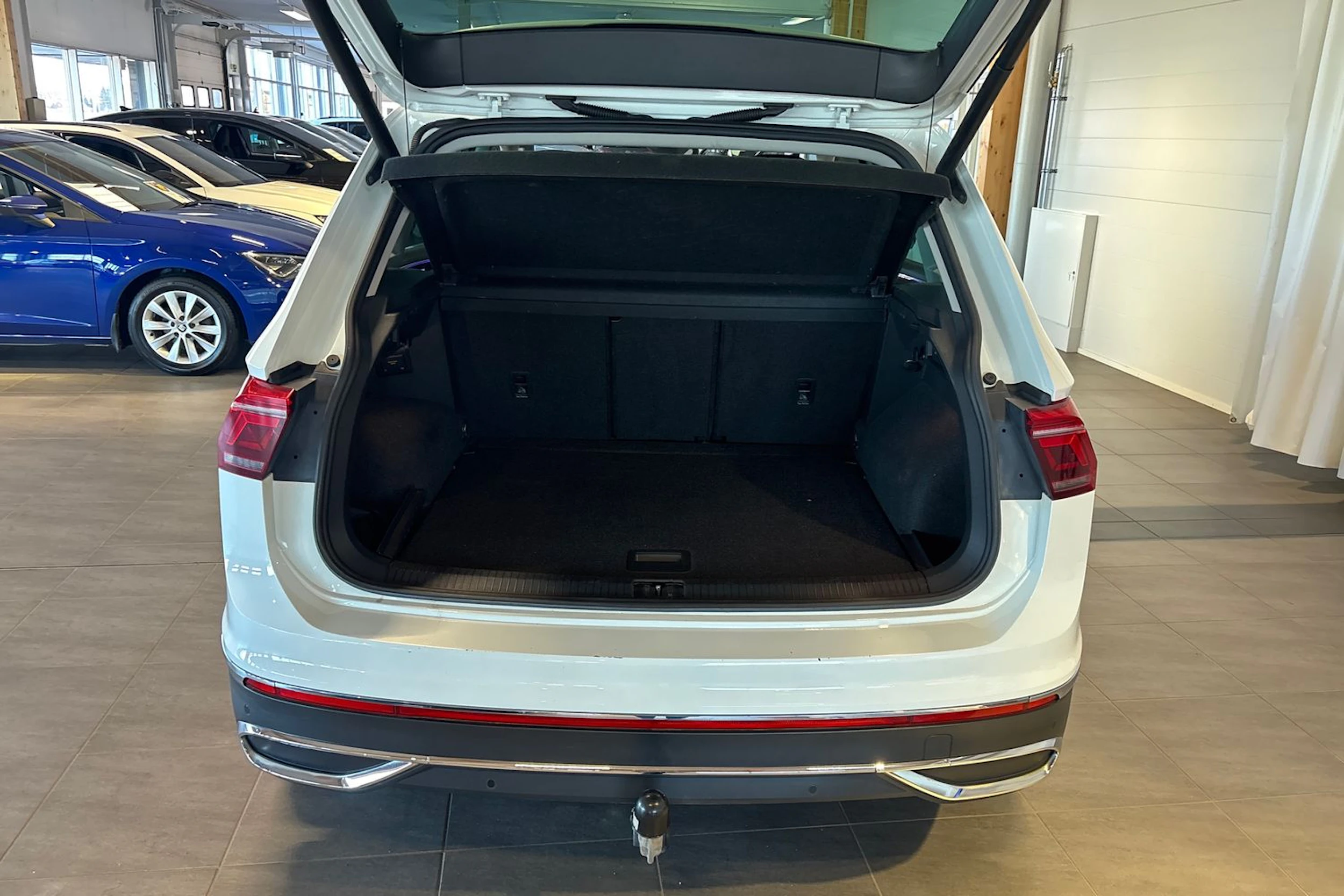 valkoinen Volkswagen Tiguan 2021 kuva 12.