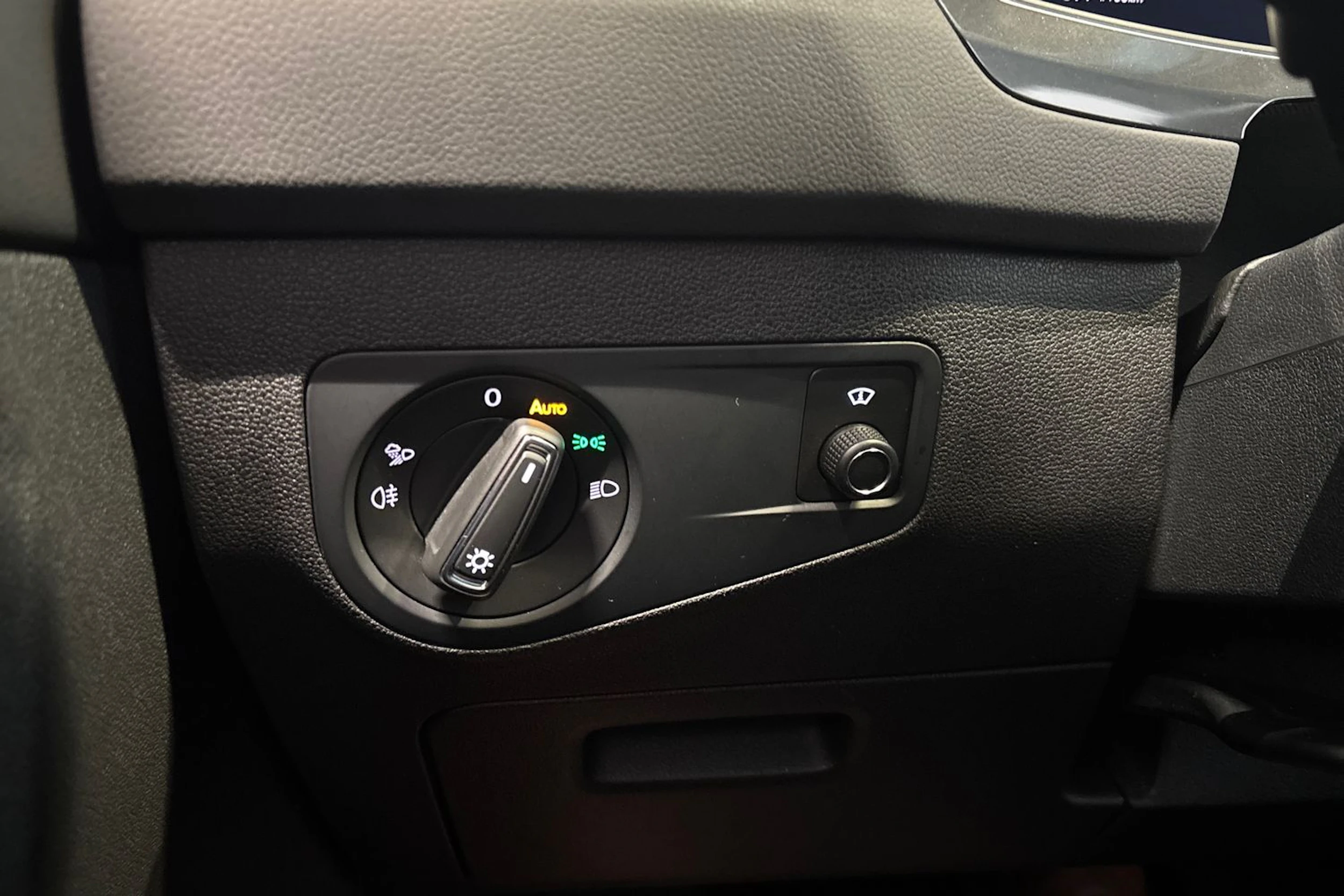 valkoinen Volkswagen Tiguan 2021 kuva 16.