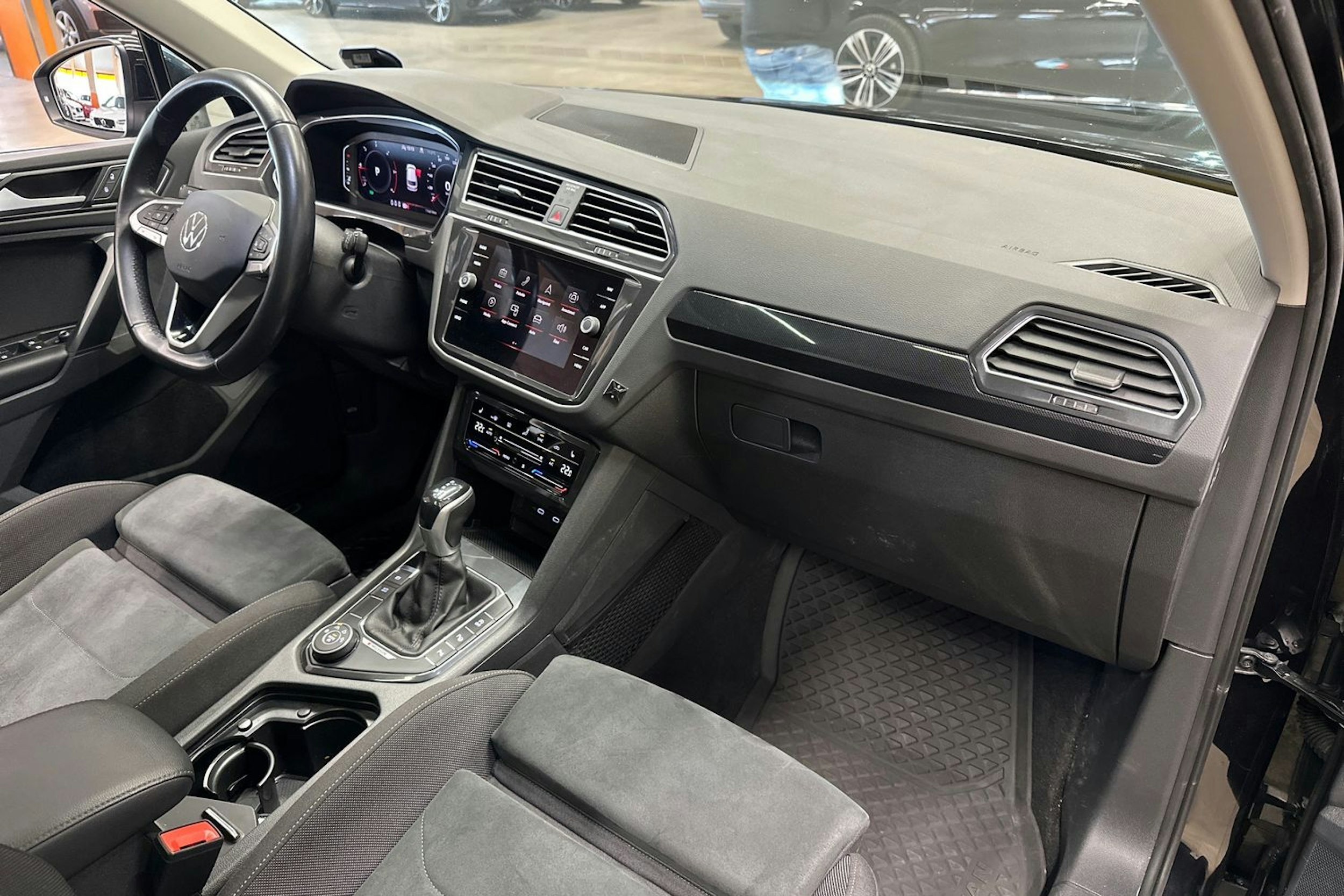 musta Volkswagen Tiguan 2021 kuva 12.
