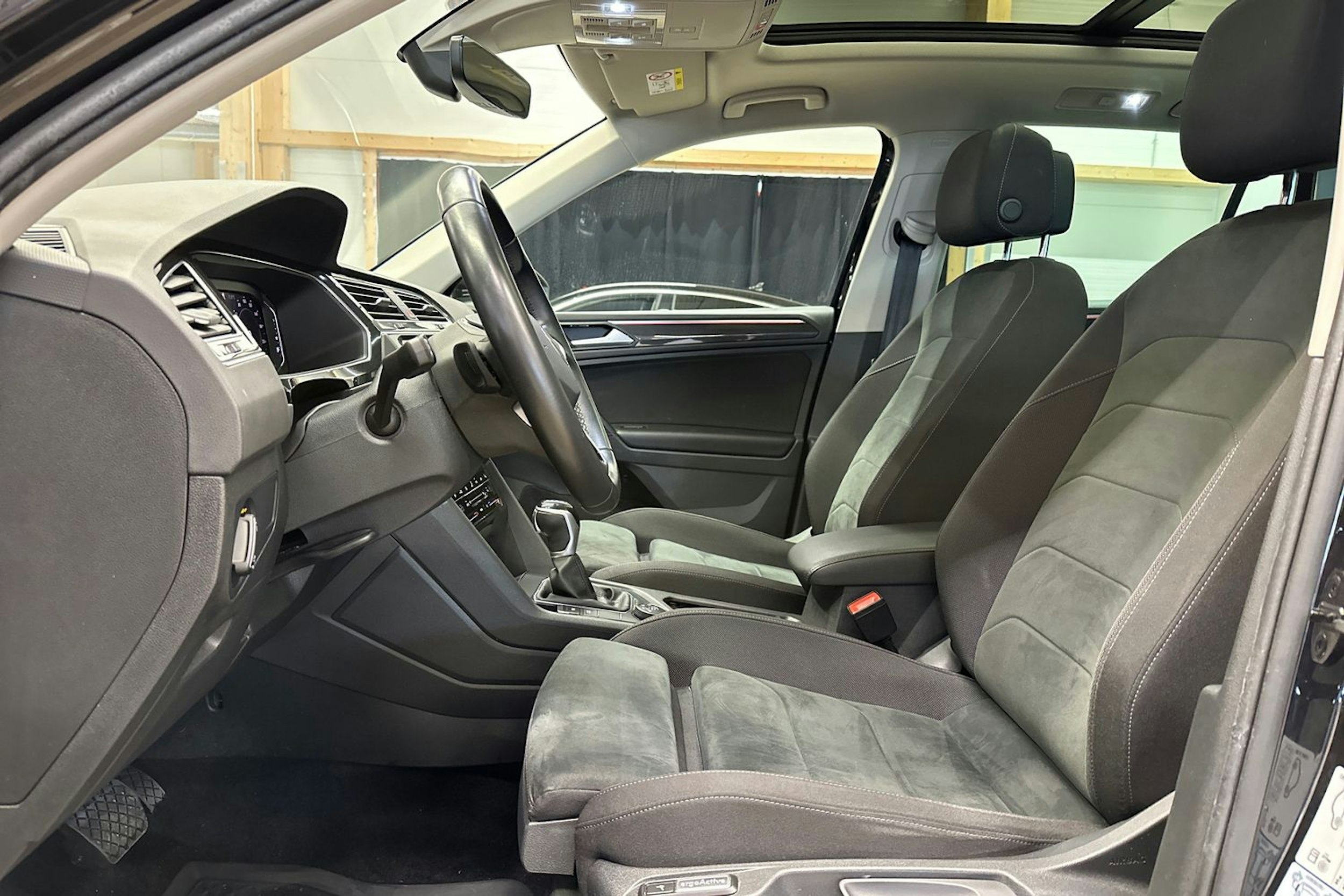 musta Volkswagen Tiguan 2021 kuva 16.