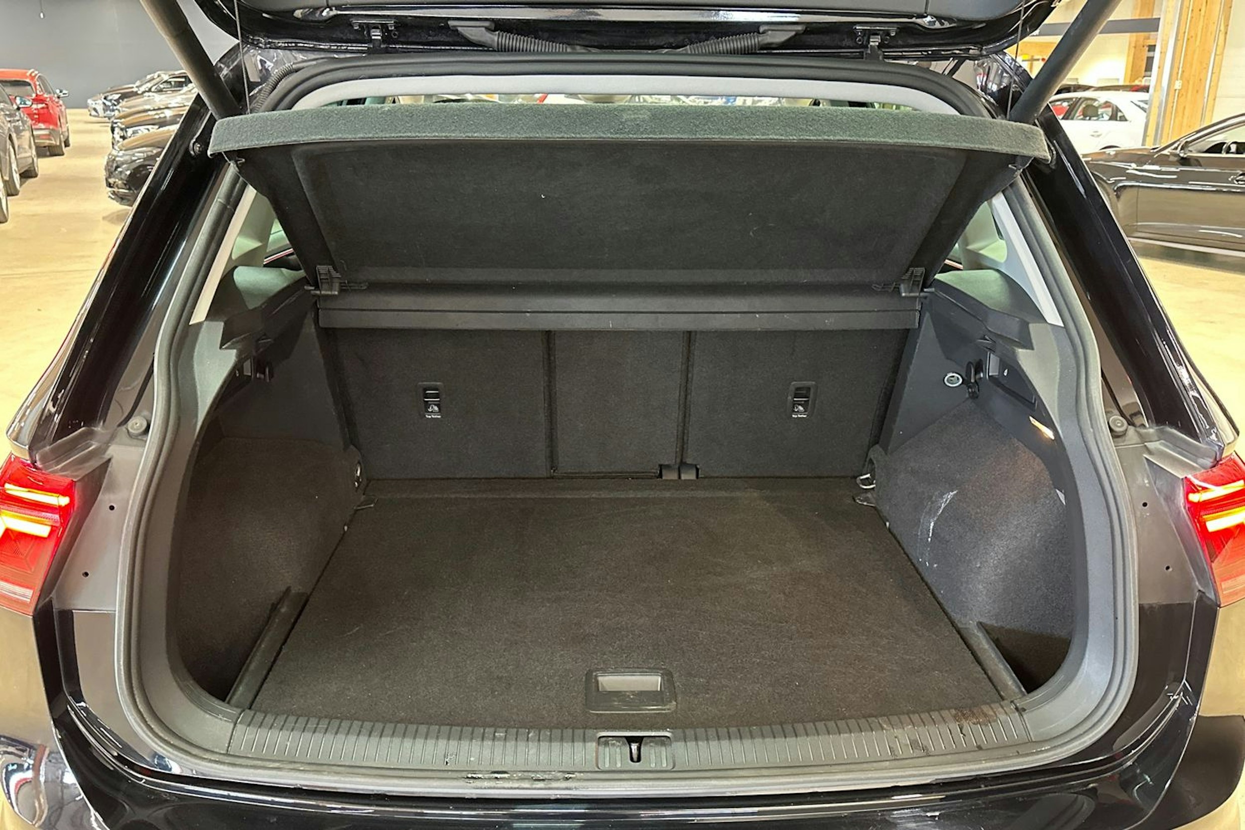 musta Volkswagen Tiguan 2021 kuva 35.