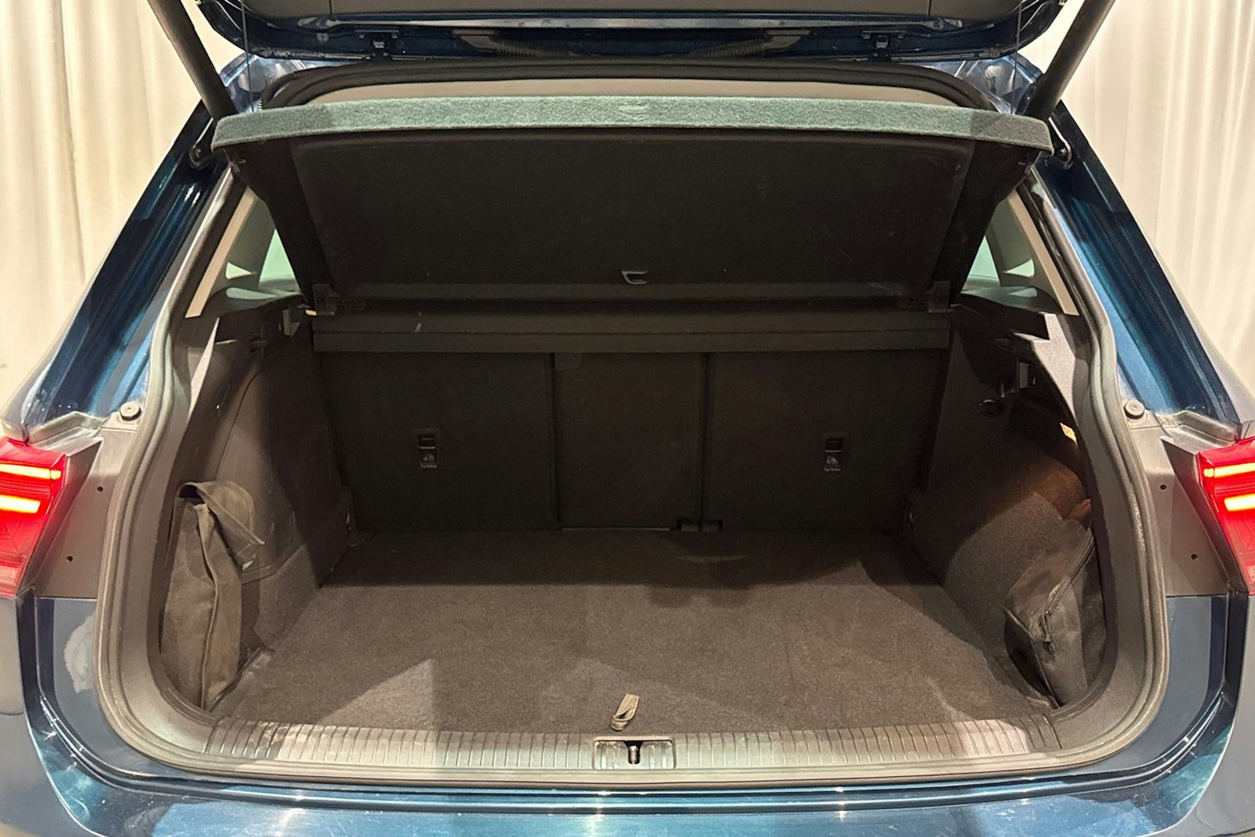 sininen Volkswagen Tiguan 2021 kuva 14.