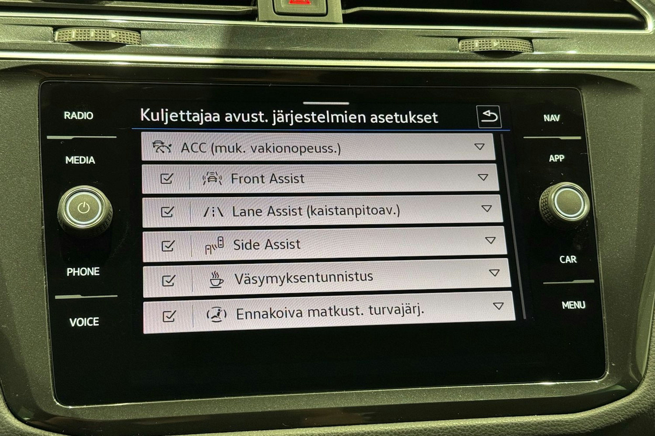 sininen Volkswagen Tiguan 2021 kuva 22.