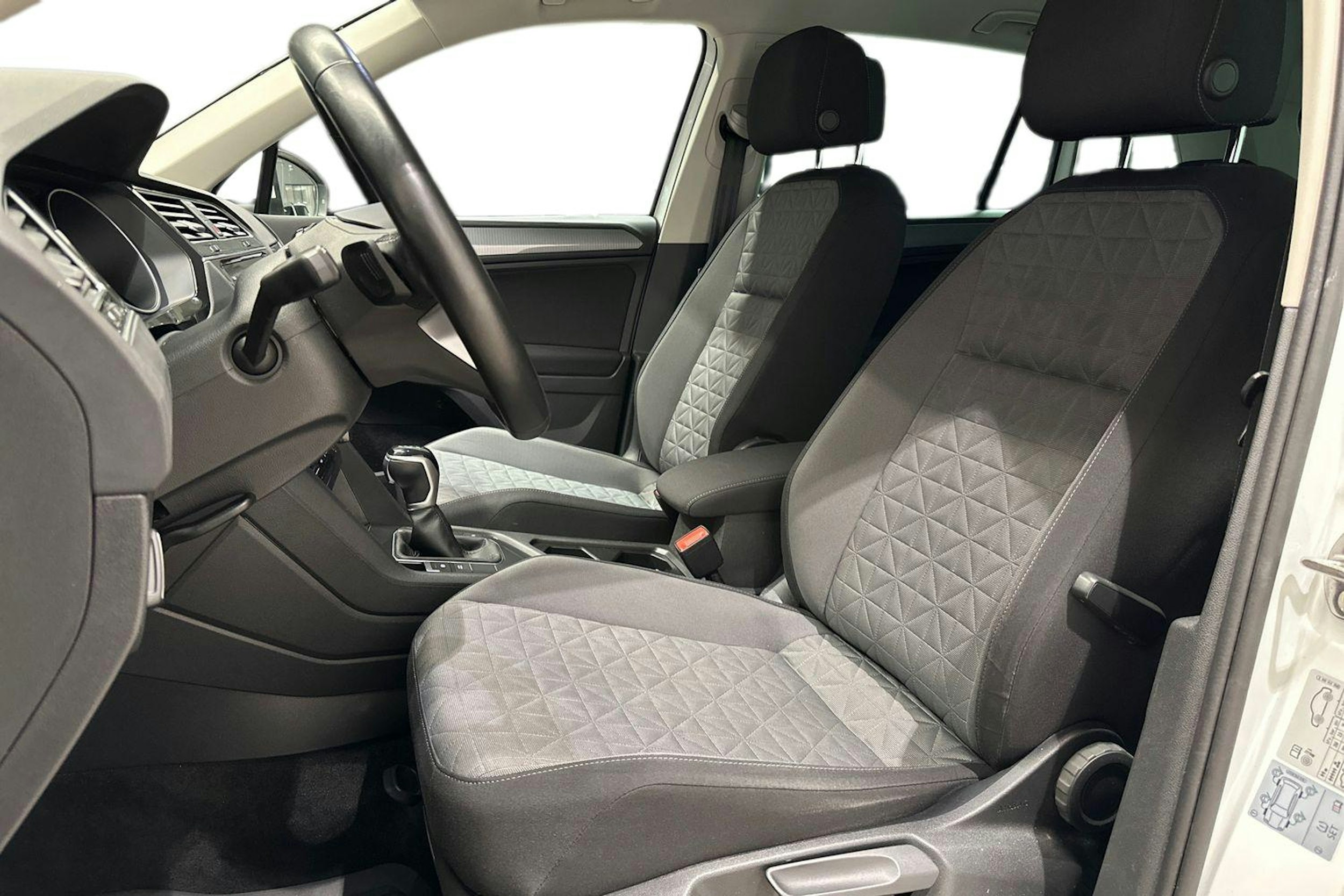 valkoinen Volkswagen Tiguan 2021 kuva 8.