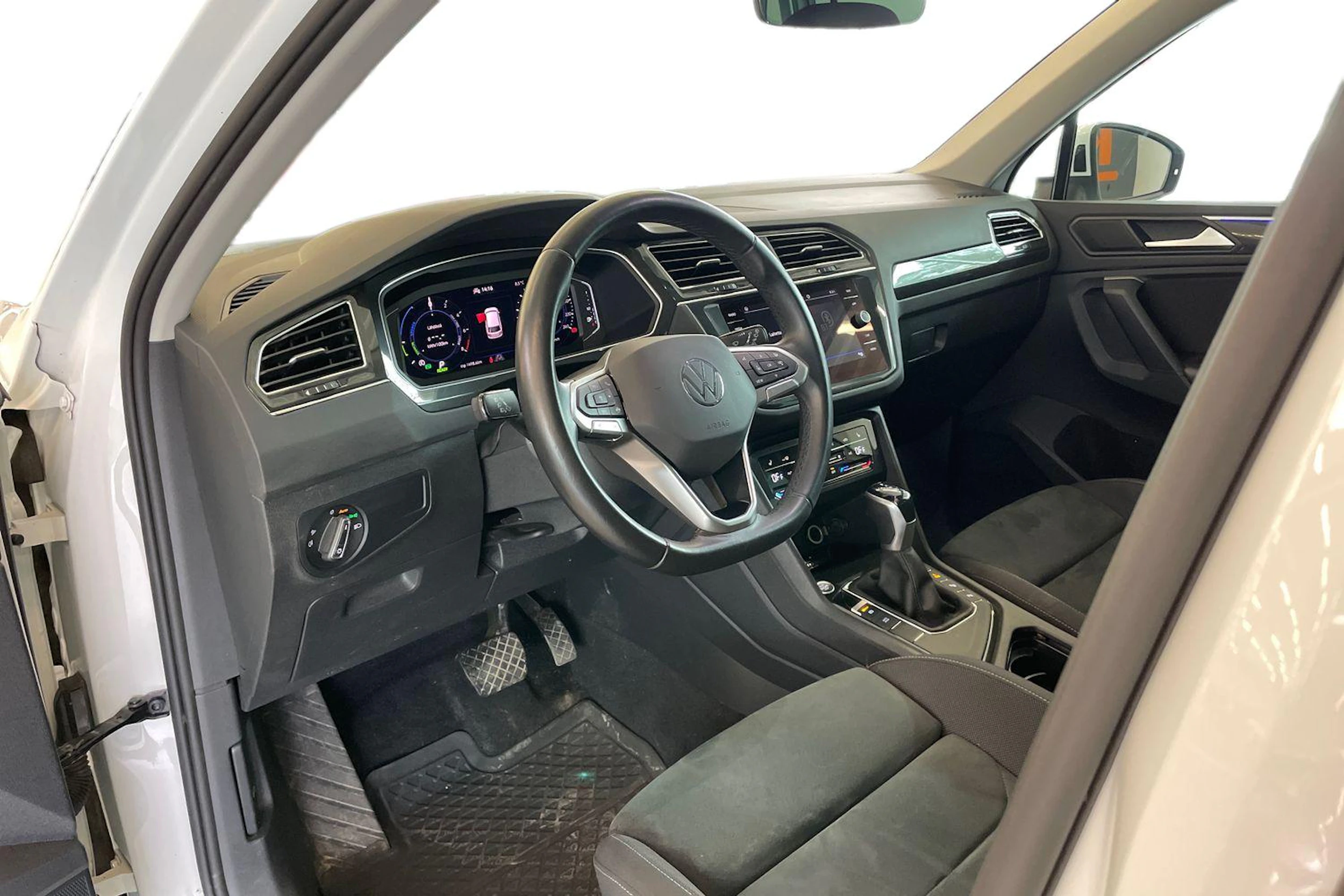 valkoinen Volkswagen Tiguan 2021 kuva 8.