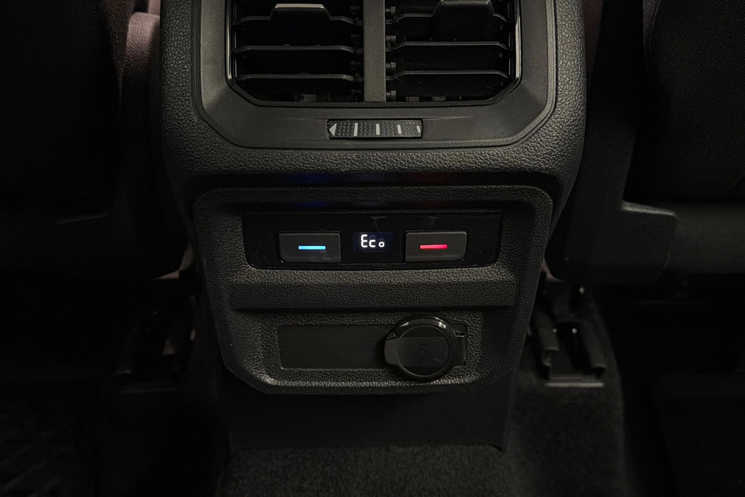 valkoinen Volkswagen Tiguan 2021 kuva 16.
