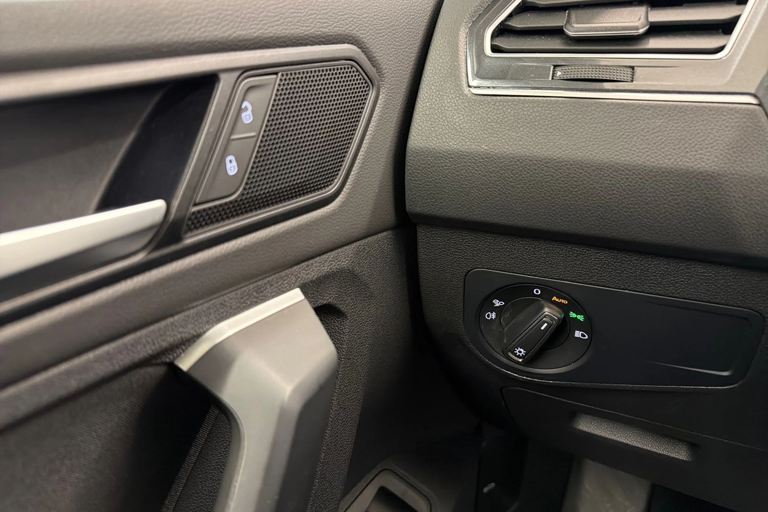 valkoinen Volkswagen Tiguan 2021 kuva 18.