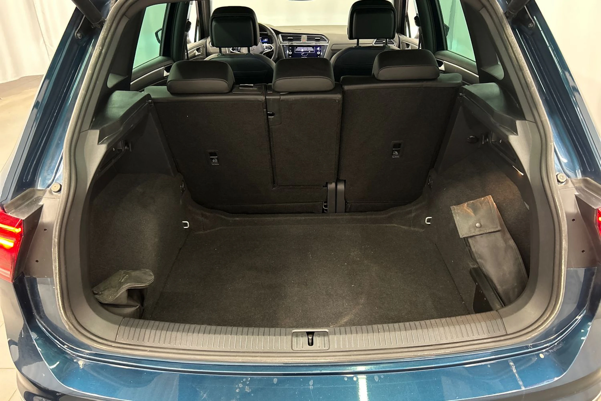 sininen Volkswagen Tiguan 2021 kuva 13.