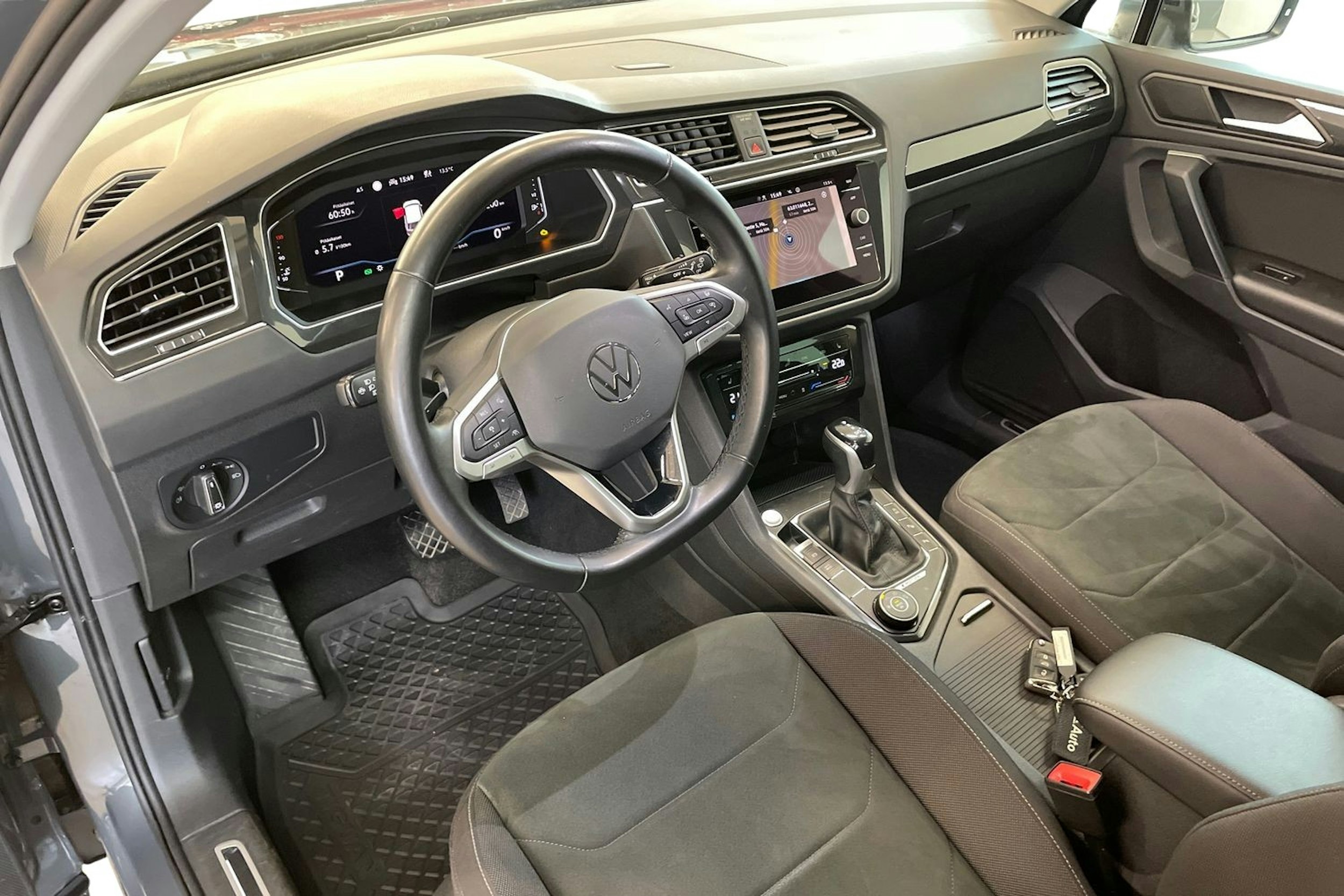 harmaa Volkswagen Tiguan 2021 kuva 7.