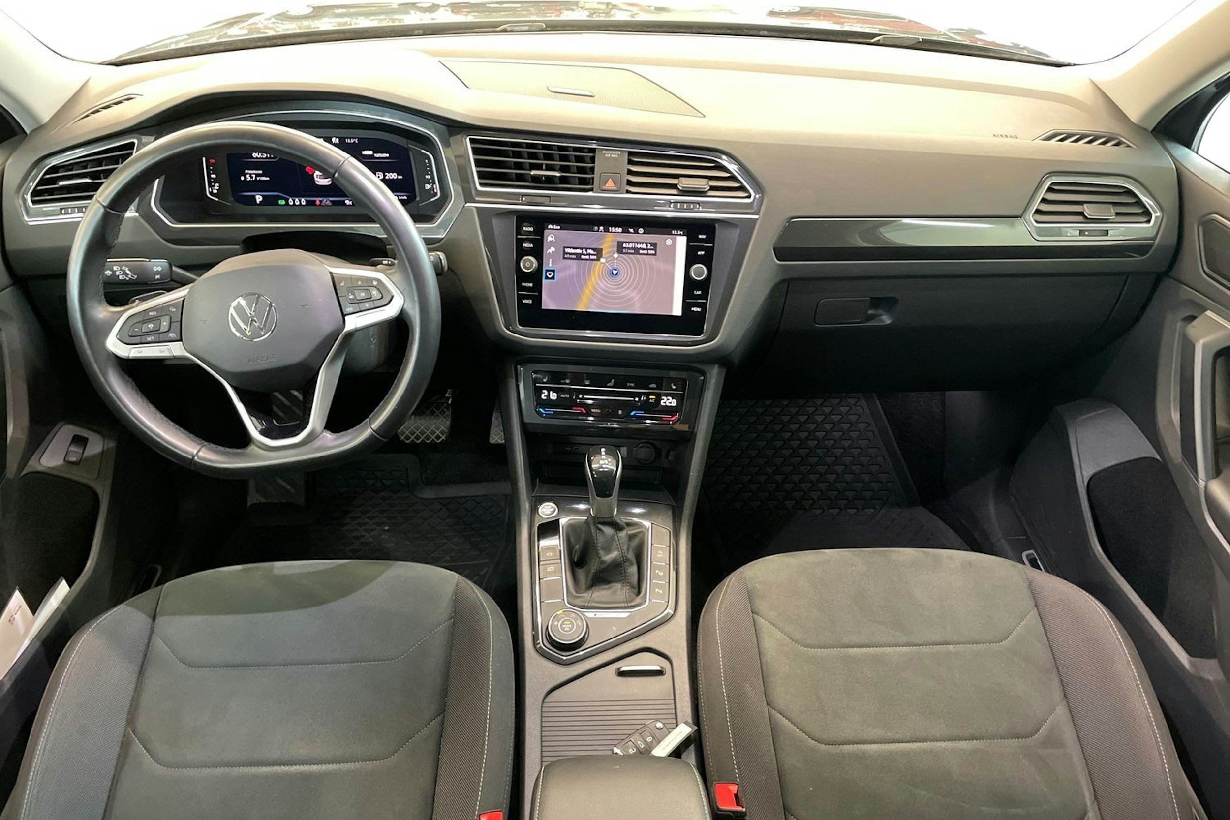 harmaa Volkswagen Tiguan 2021 kuva 9.