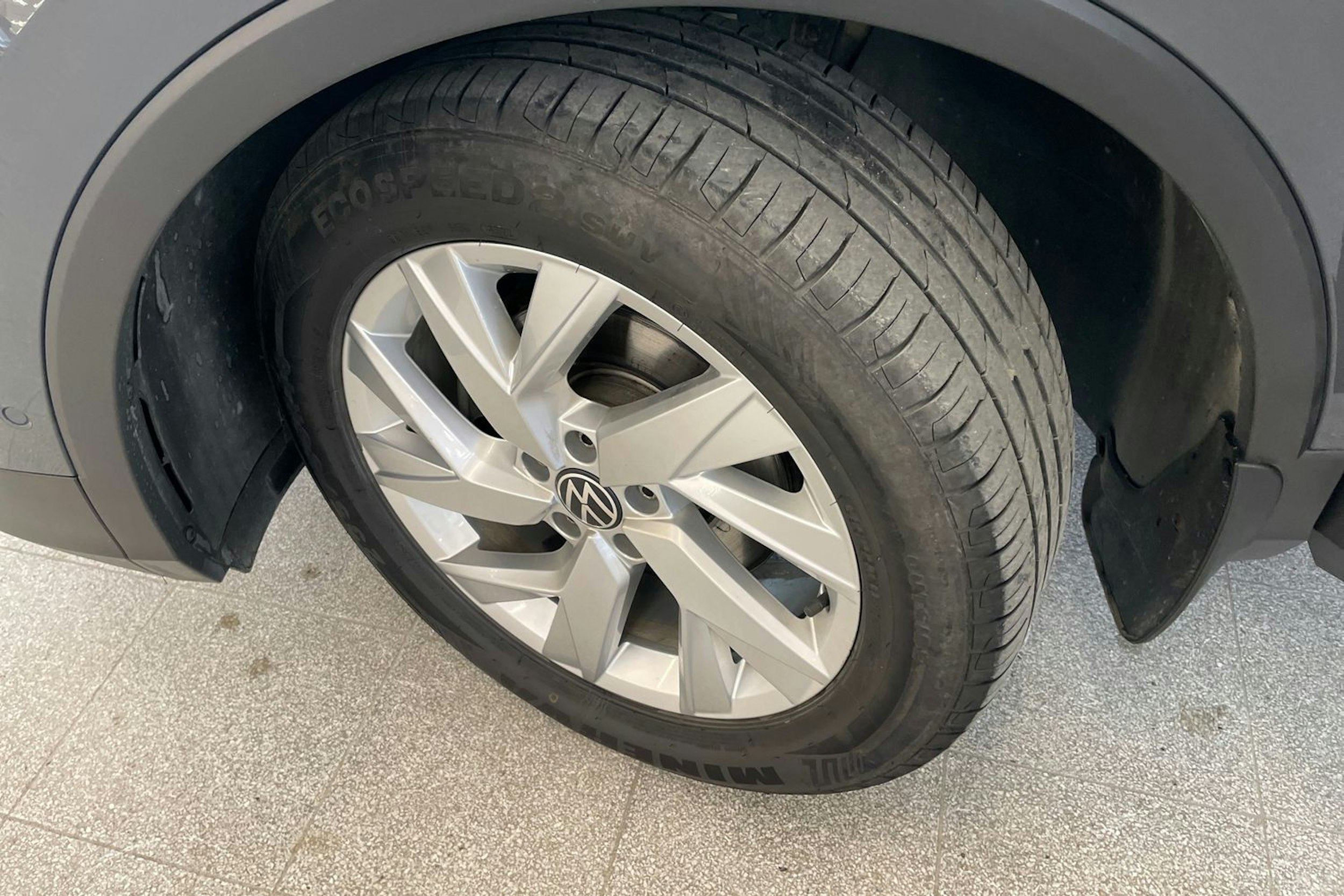 harmaa Volkswagen Tiguan 2021 kuva 13.