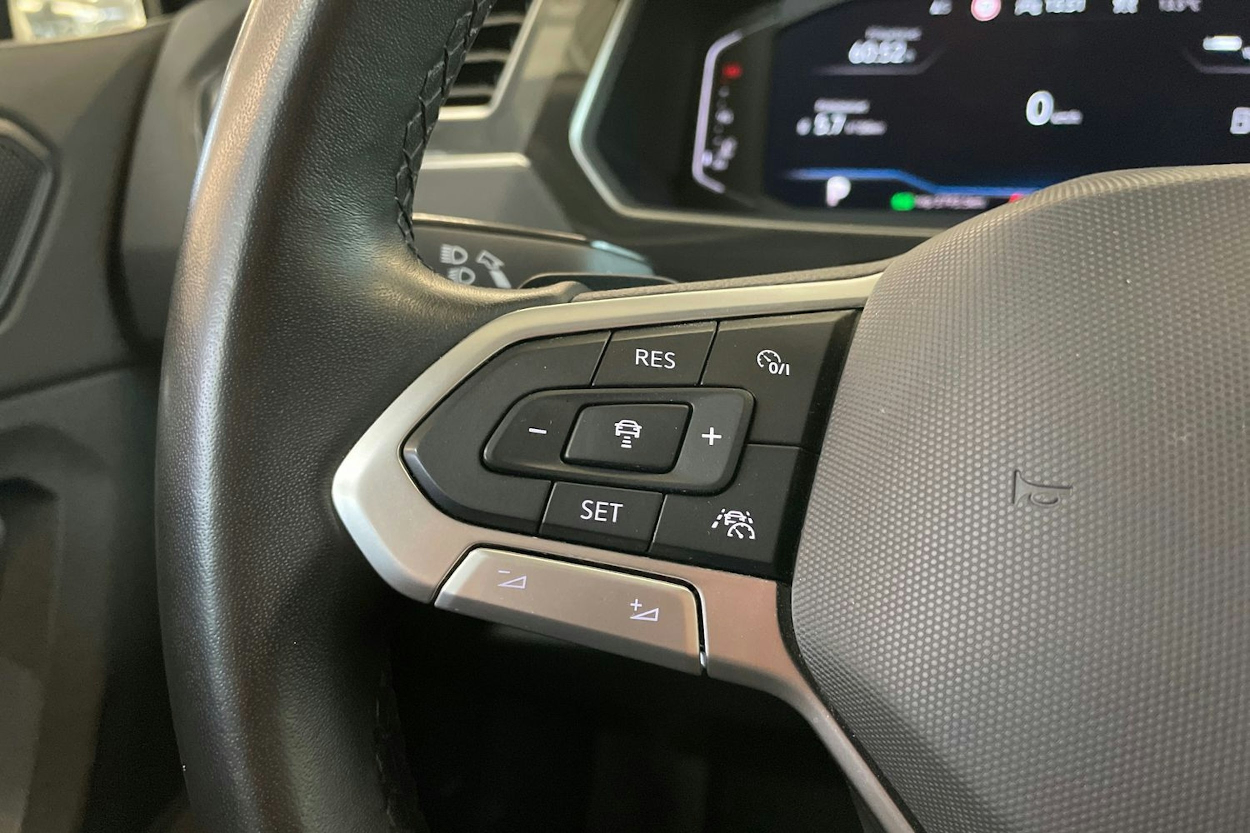 harmaa Volkswagen Tiguan 2021 kuva 16.