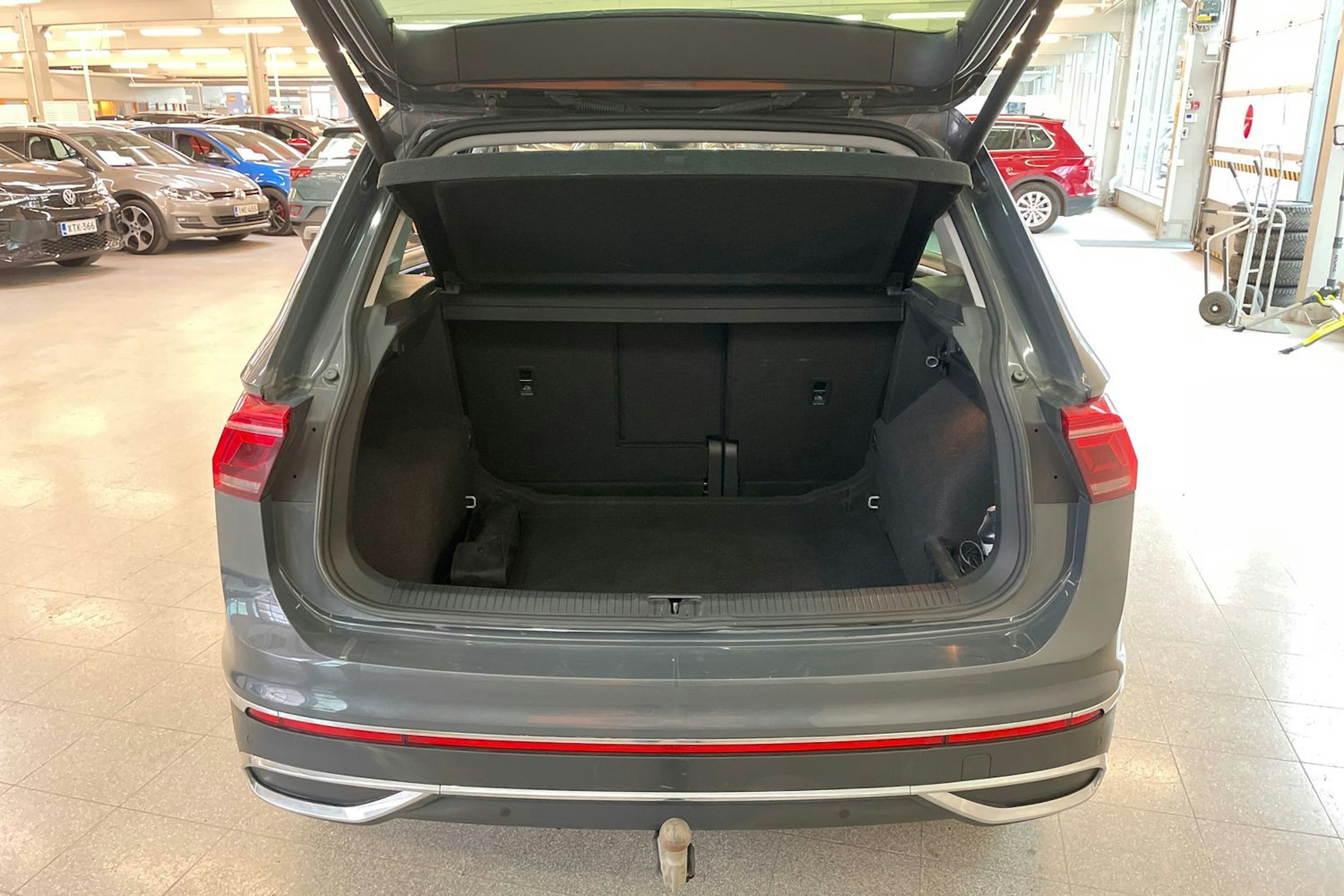 harmaa Volkswagen Tiguan 2021 kuva 22.