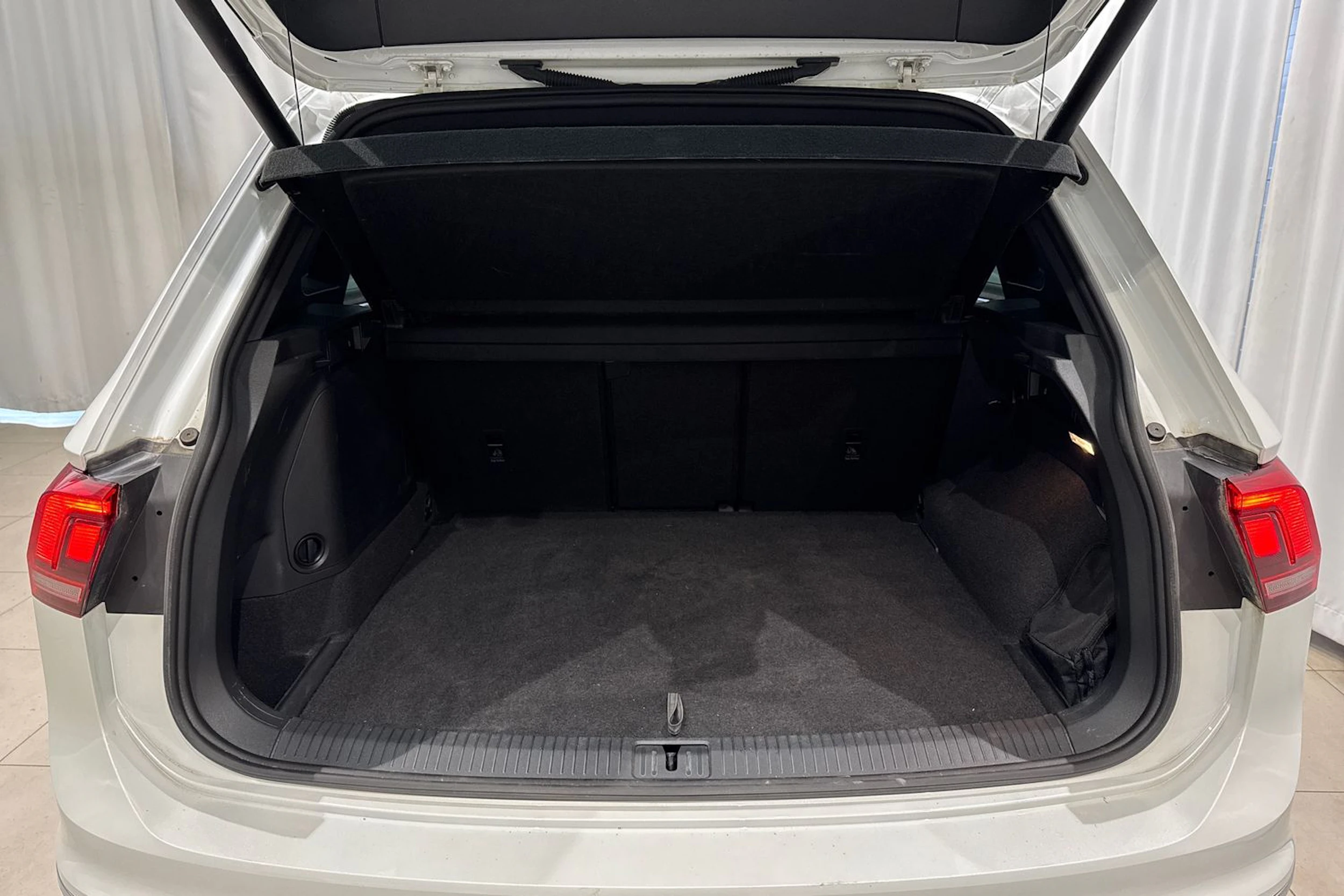 valkoinen Volkswagen Tiguan 2021 kuva 12.