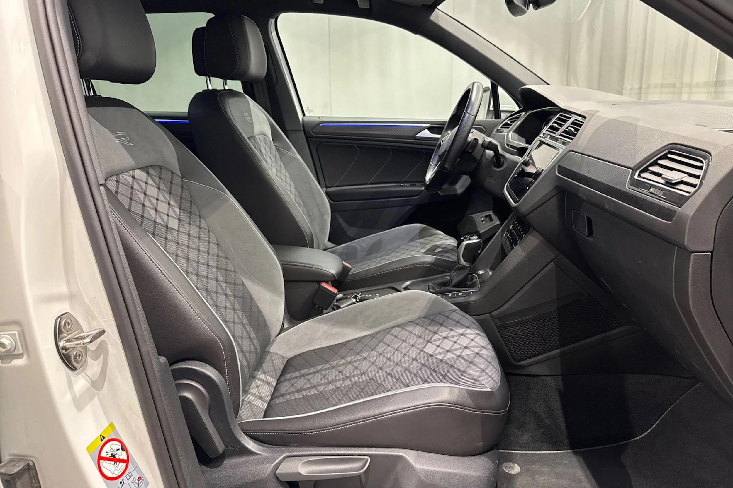 valkoinen Volkswagen Tiguan 2021 kuva 14.