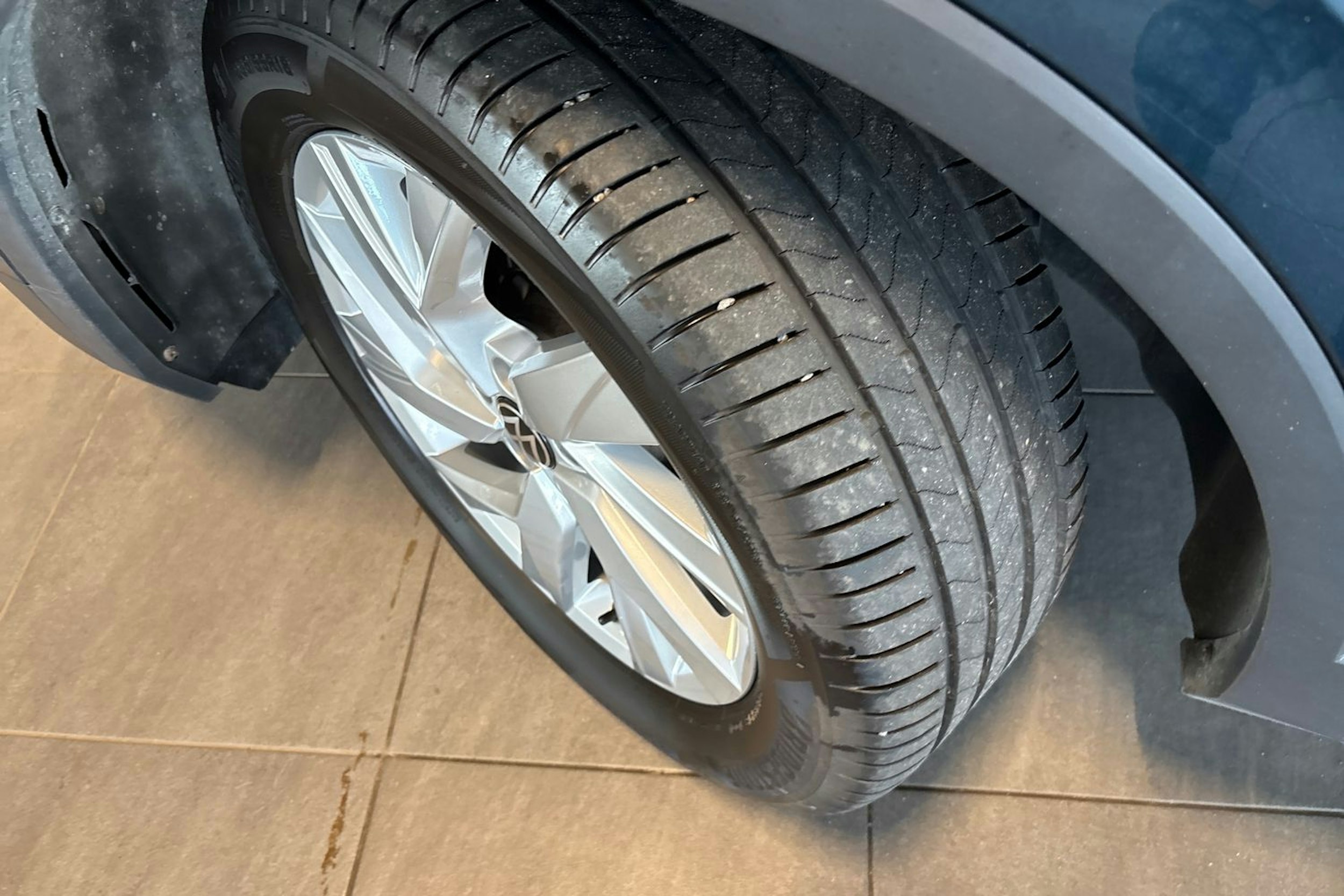 Sininen Volkswagen Tiguan 2021 kuva 13.