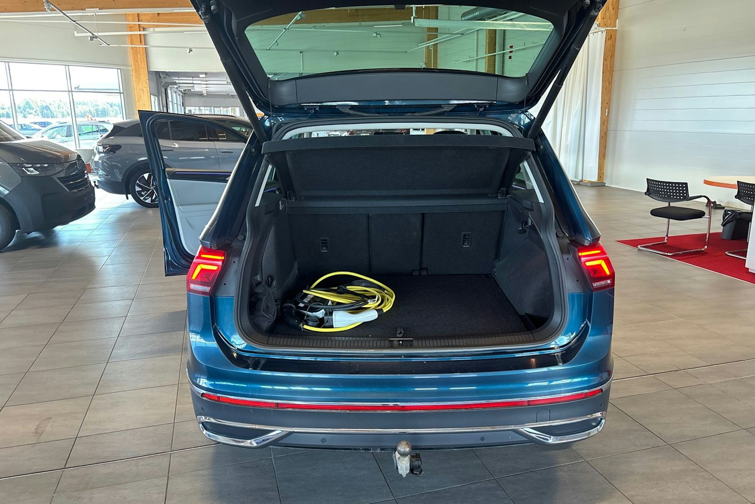 Sininen Volkswagen Tiguan 2021 kuva 22.