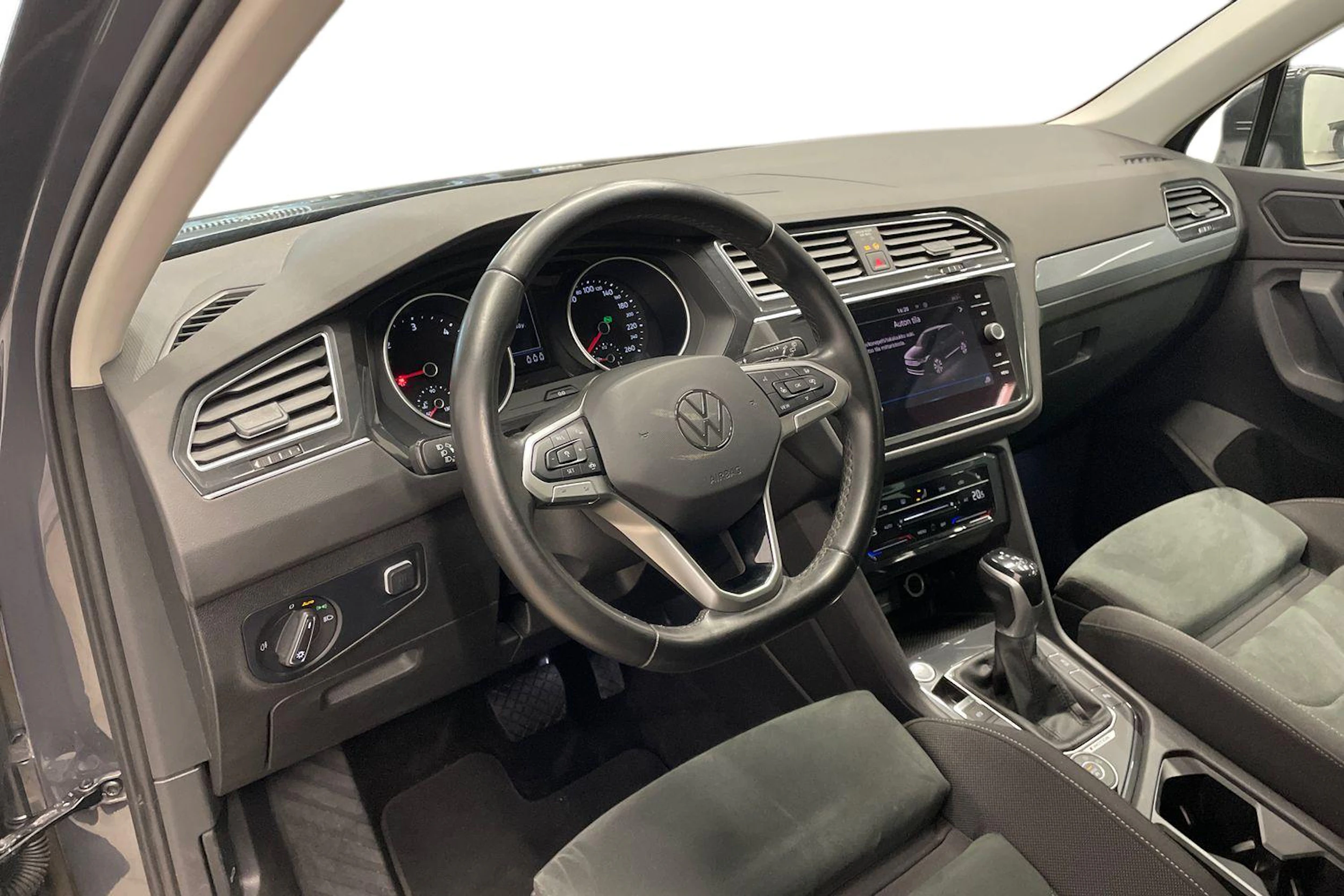 Harmaa Volkswagen Tiguan 2021 kuva 6.