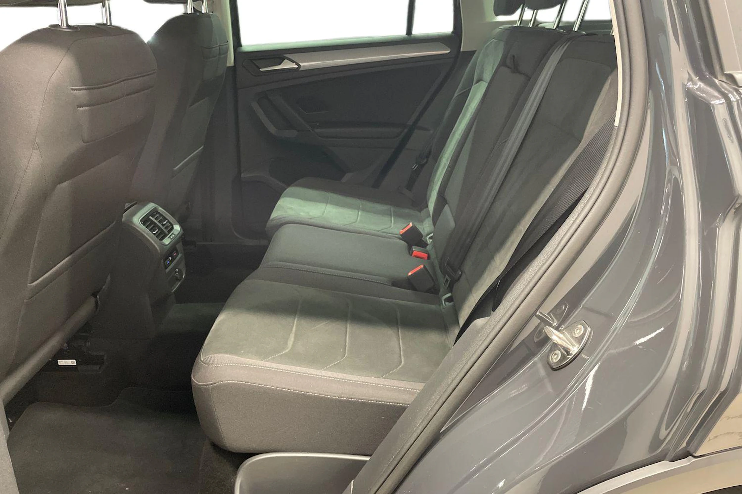 Harmaa Volkswagen Tiguan 2021 kuva 8.