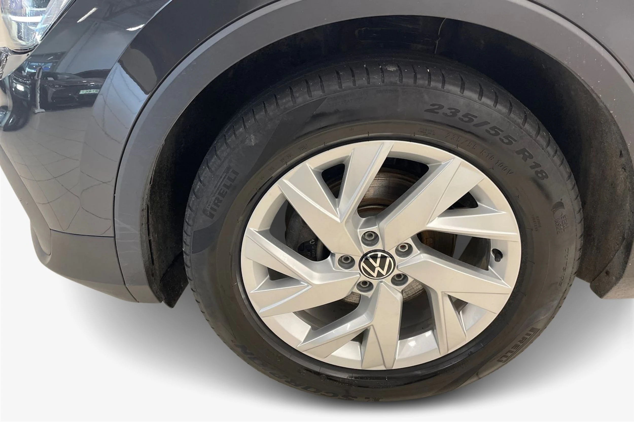 Harmaa Volkswagen Tiguan 2021 kuva 9.