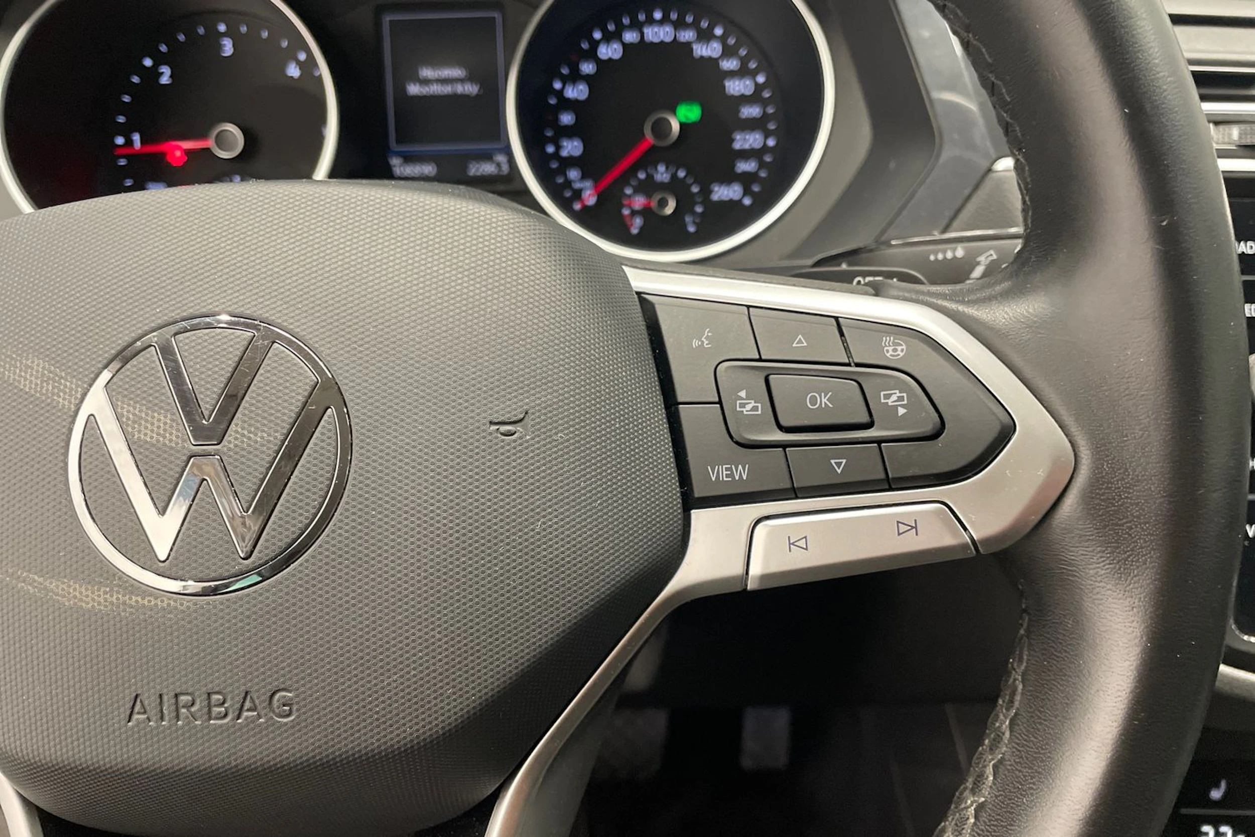 Harmaa Volkswagen Tiguan 2021 kuva 12.