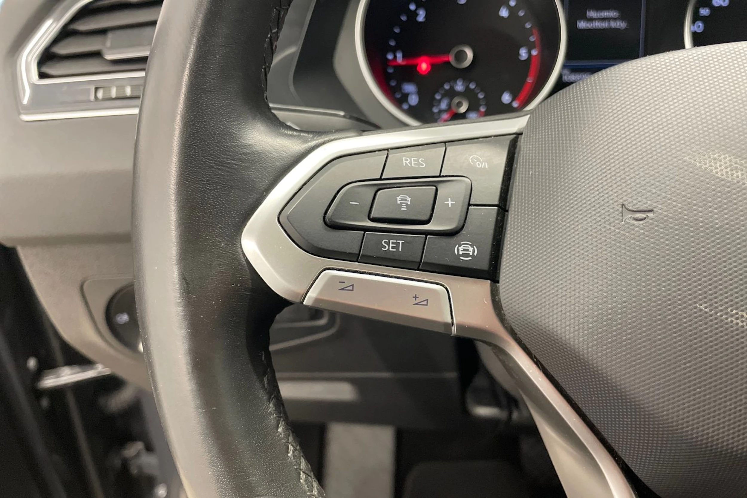 Harmaa Volkswagen Tiguan 2021 kuva 13.