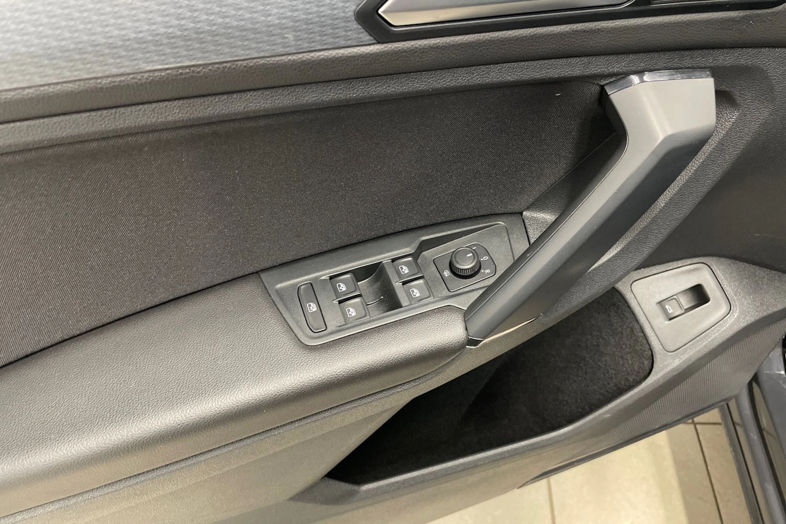 Harmaa Volkswagen Tiguan 2021 kuva 17.