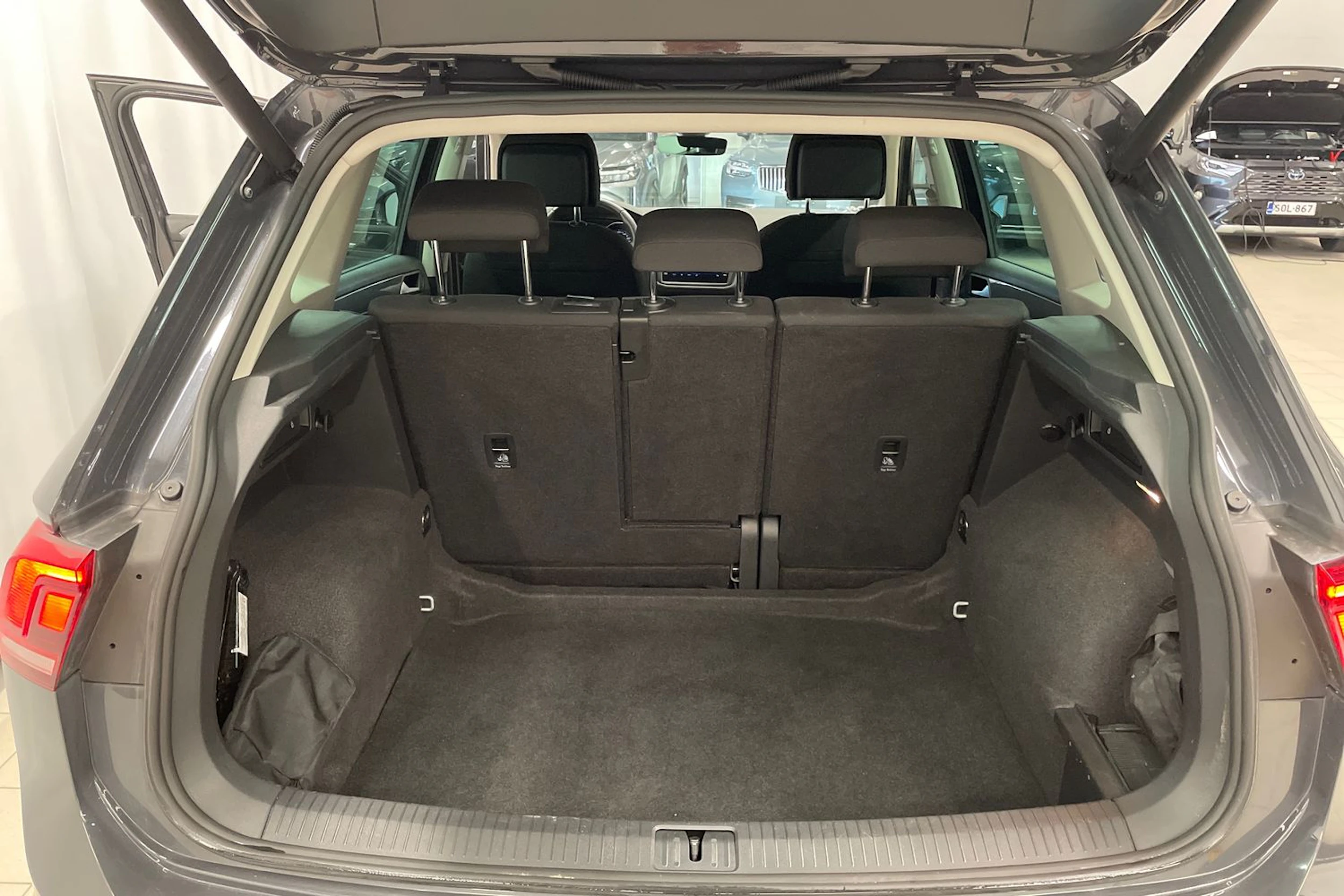 Harmaa Volkswagen Tiguan 2021 kuva 18.