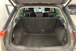 Harmaa Volkswagen Tiguan 2021 kuva 18.