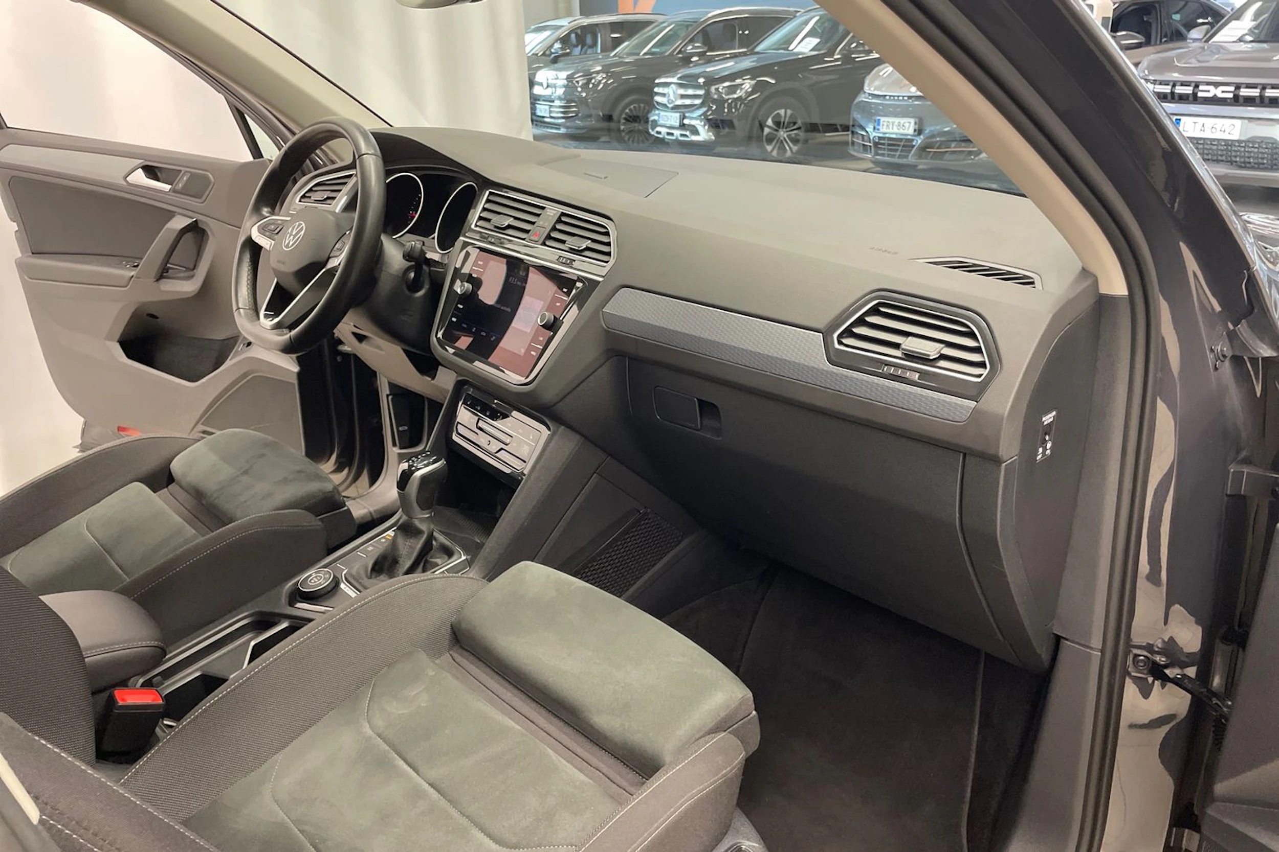 Harmaa Volkswagen Tiguan 2021 kuva 23.