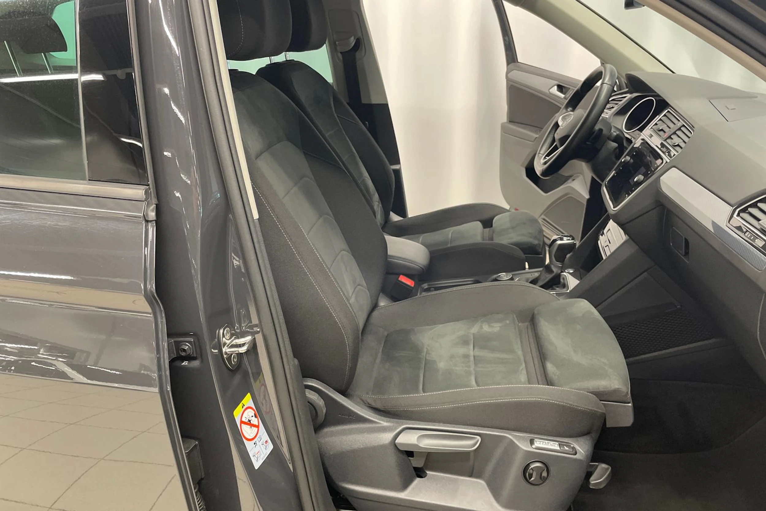 Harmaa Volkswagen Tiguan 2021 kuva 24.