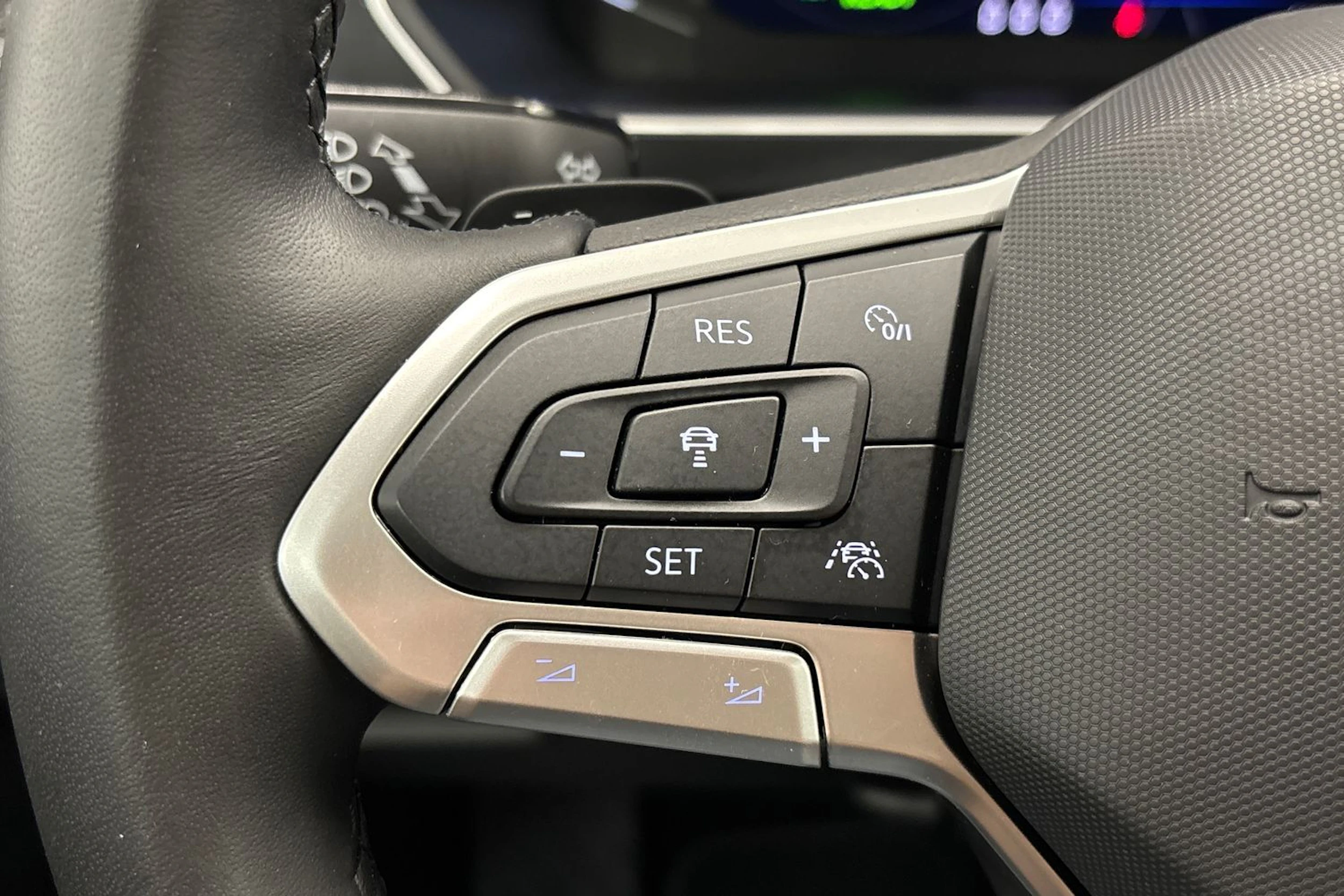 sininen Volkswagen Tiguan 2021 kuva 14.