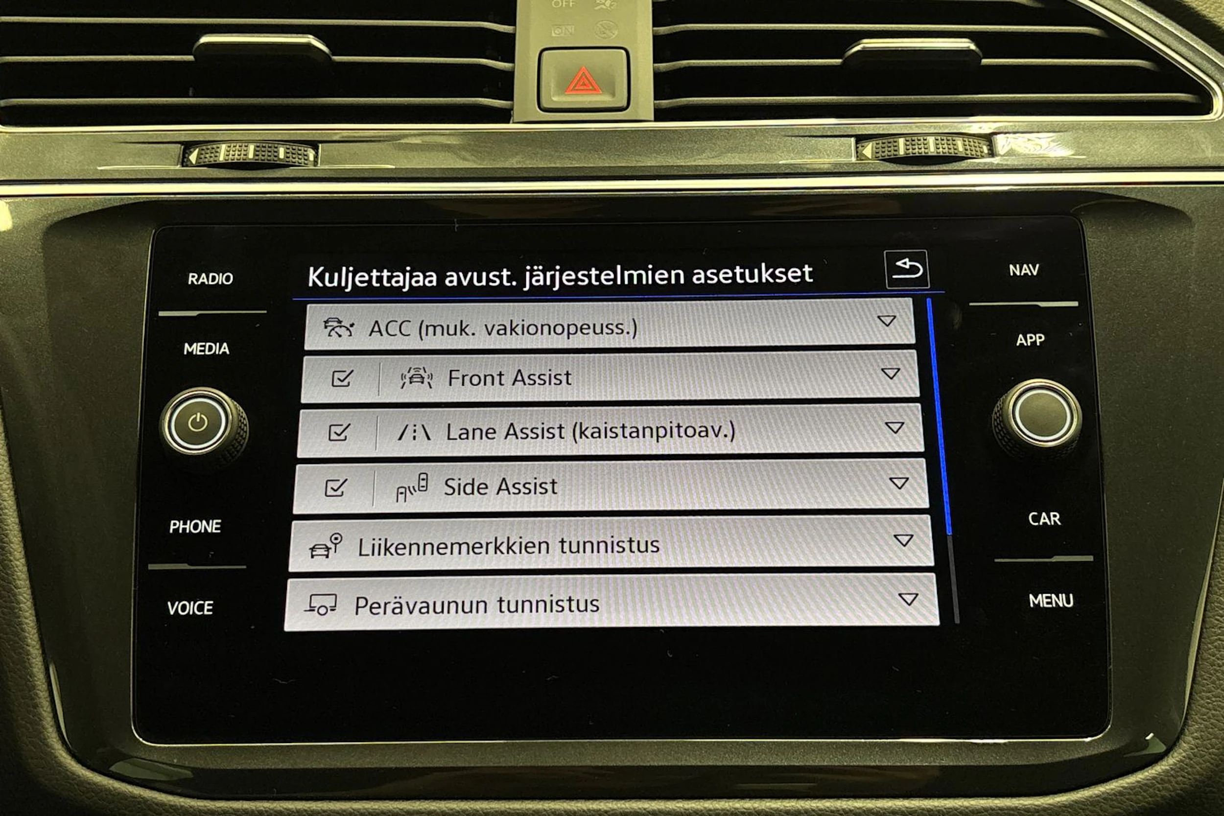 sininen Volkswagen Tiguan 2021 kuva 20.