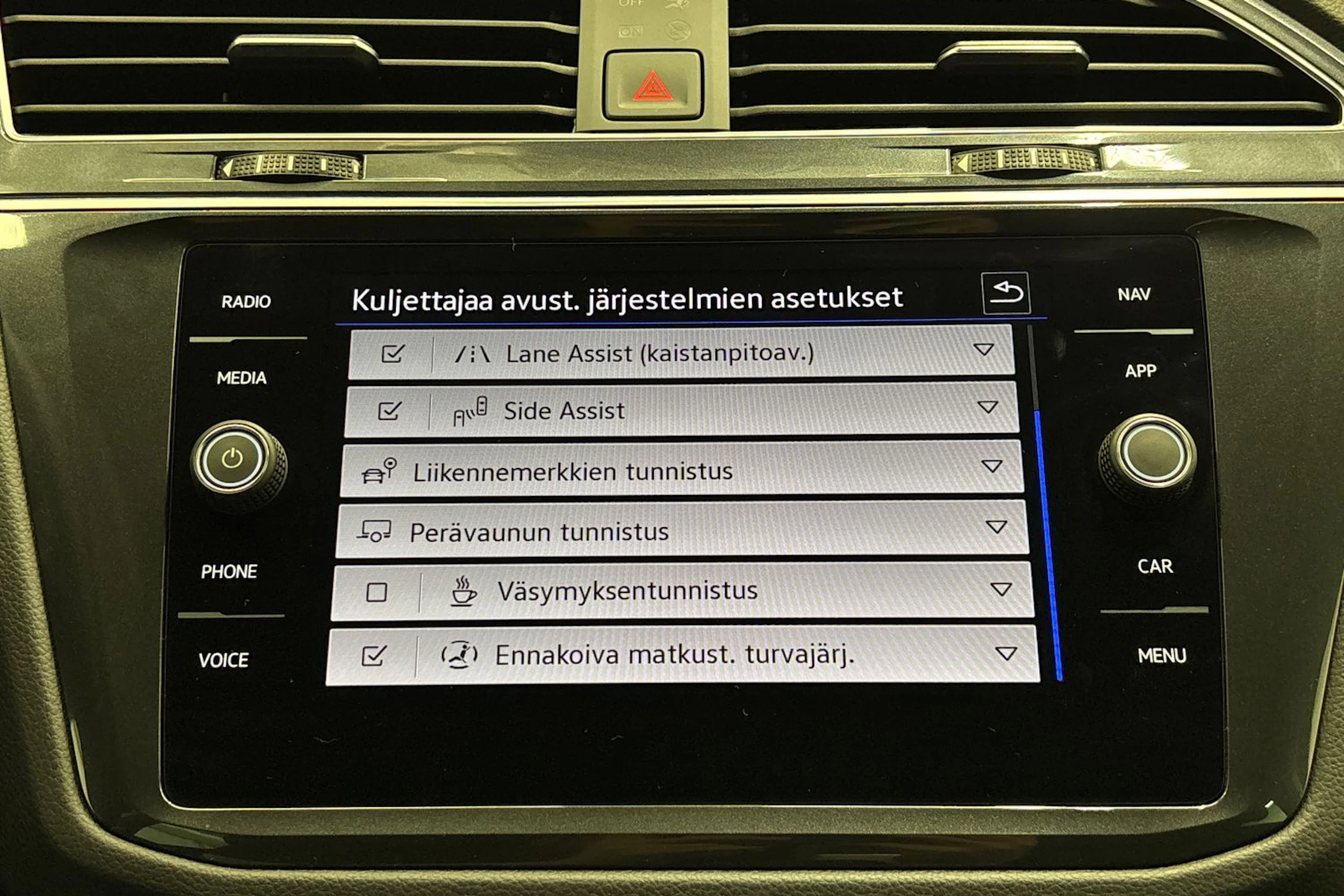 sininen Volkswagen Tiguan 2021 kuva 21.