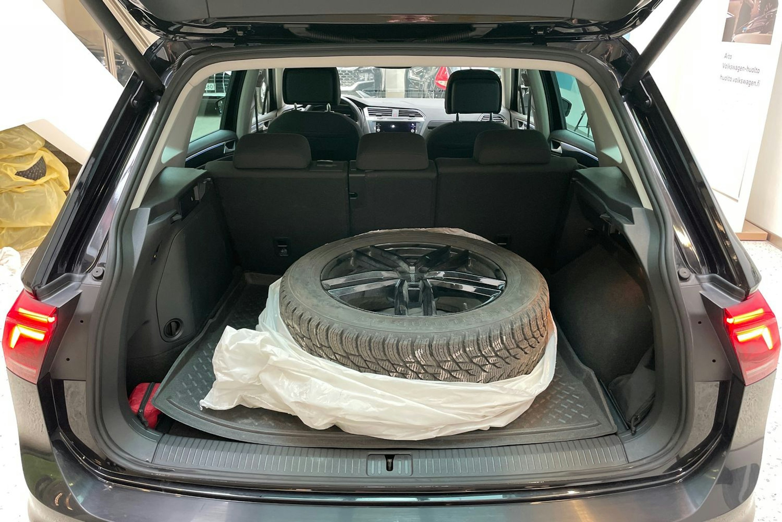 musta Volkswagen Tiguan 2021 kuva 32.