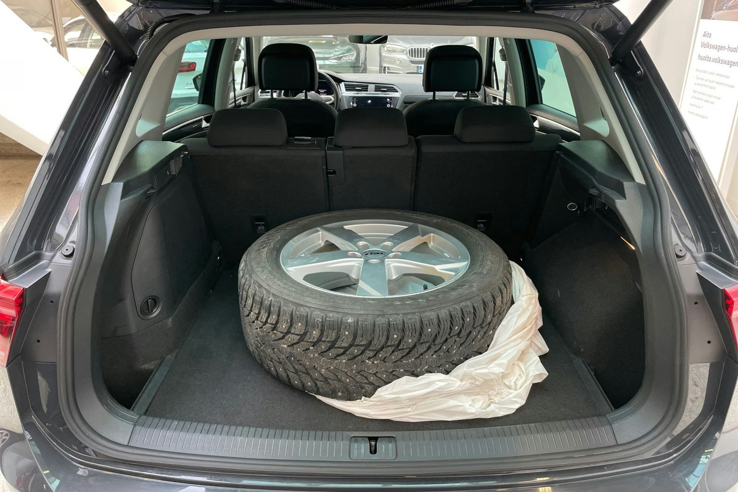 harmaa Volkswagen Tiguan 2021 kuva 16.