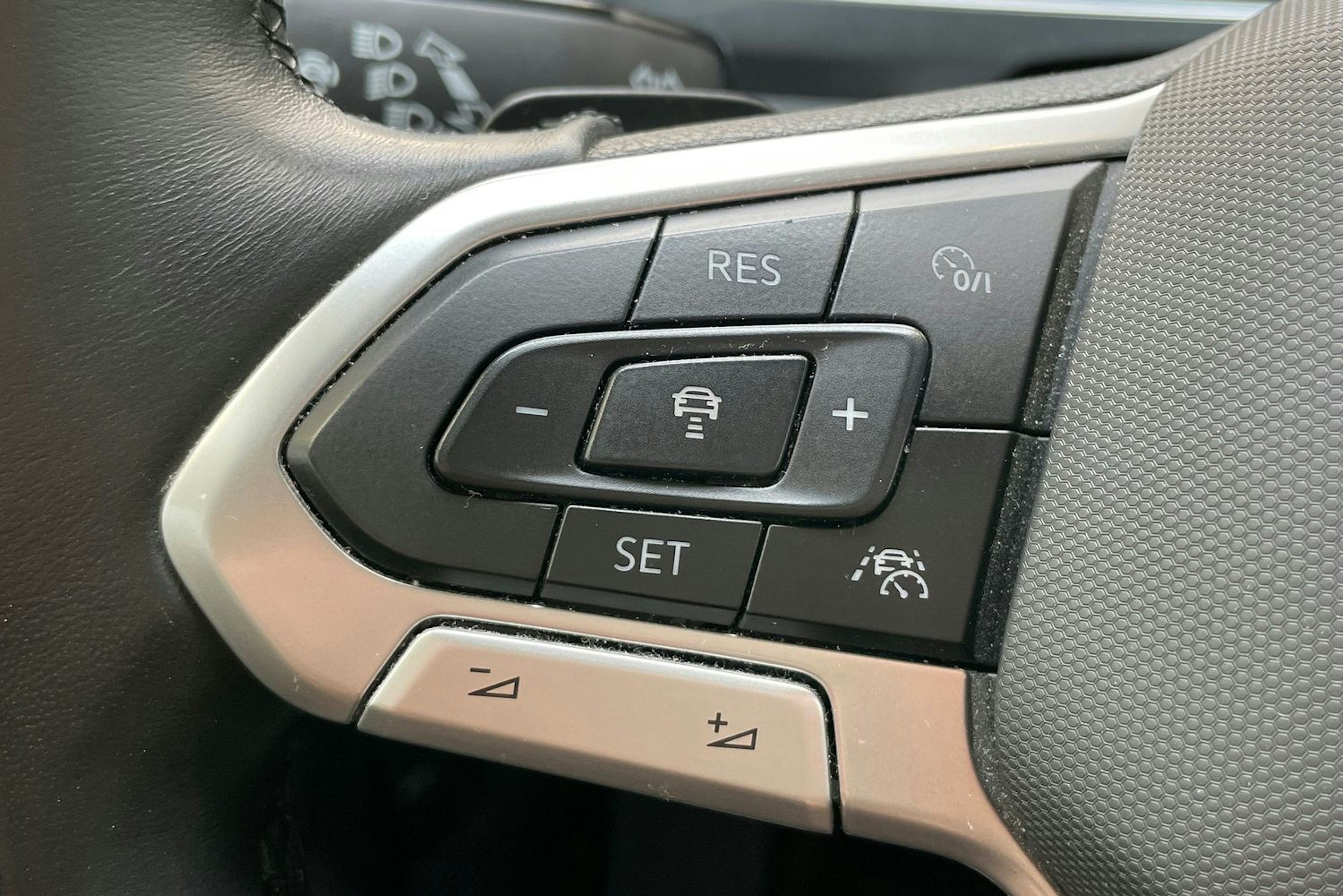 harmaa Volkswagen Tiguan 2021 kuva 22.