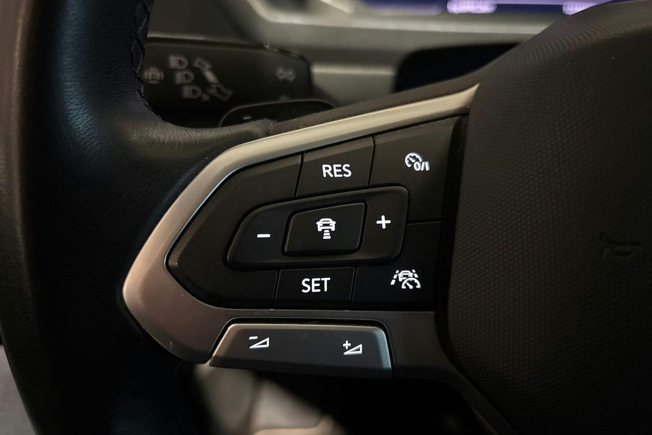 Harmaa Volkswagen Tiguan 2021 kuva 14.