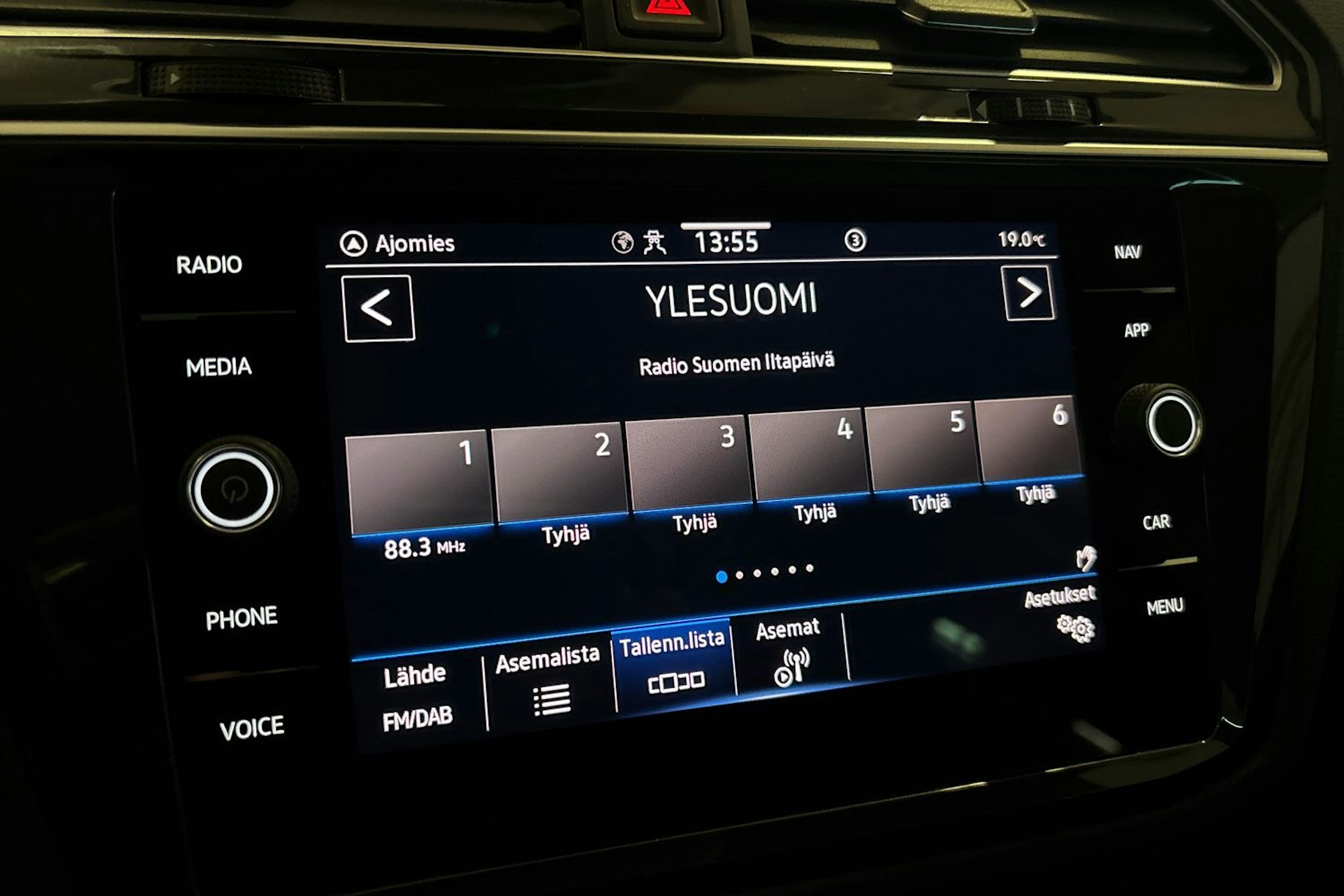 Harmaa Volkswagen Tiguan 2021 kuva 18.