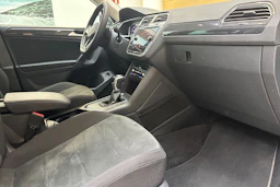Harmaa Volkswagen Tiguan 2021 kuva 25.