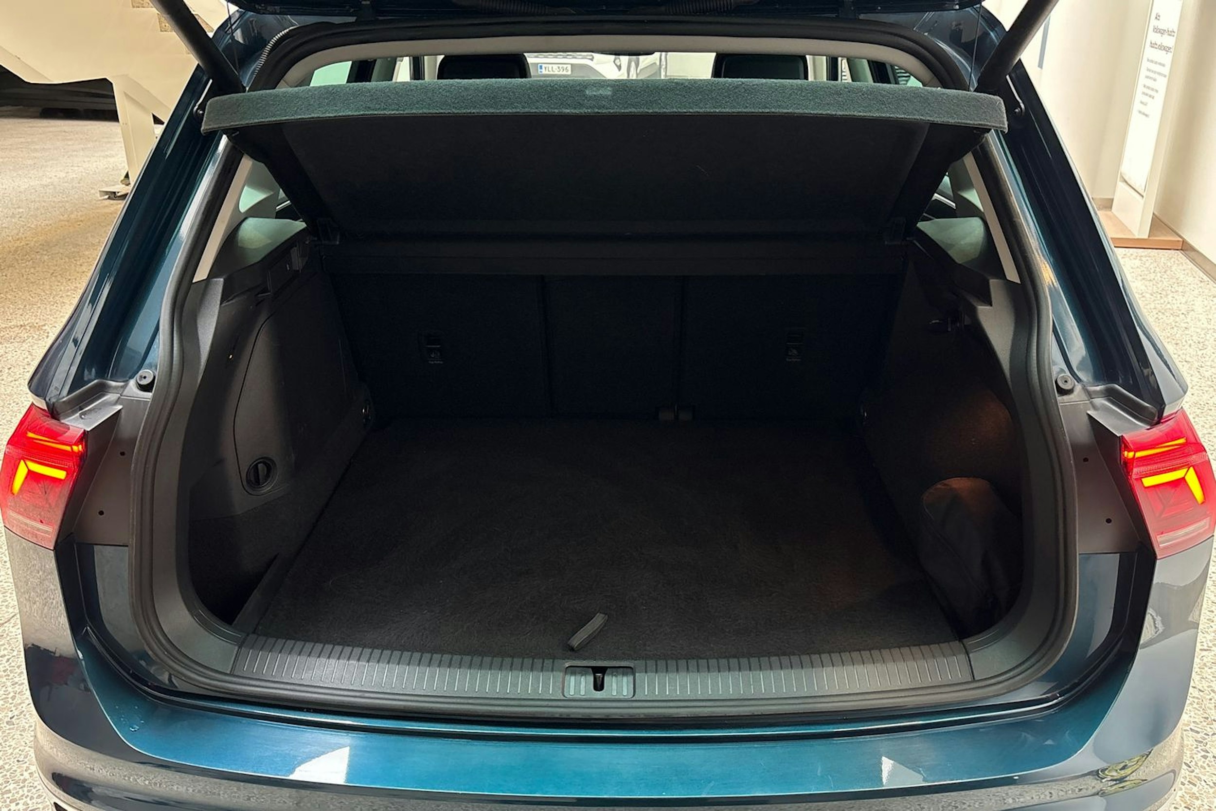 sininen Volkswagen Tiguan 2021 kuva 14.