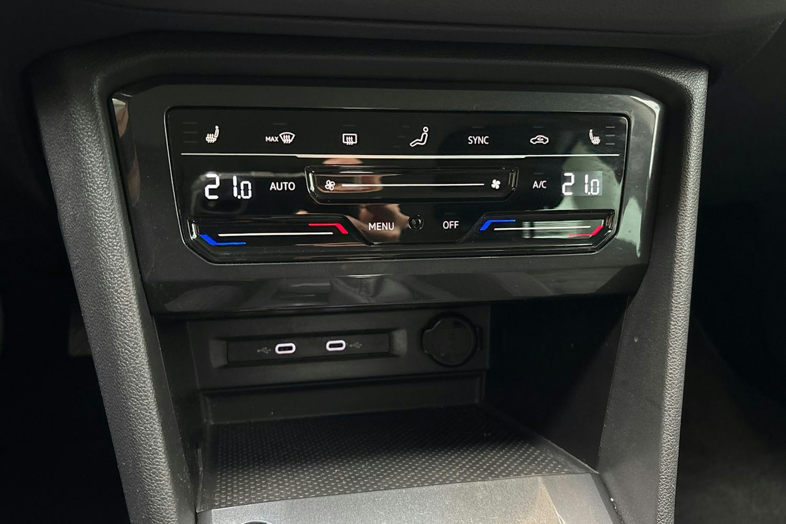 sininen Volkswagen Tiguan 2021 kuva 24.