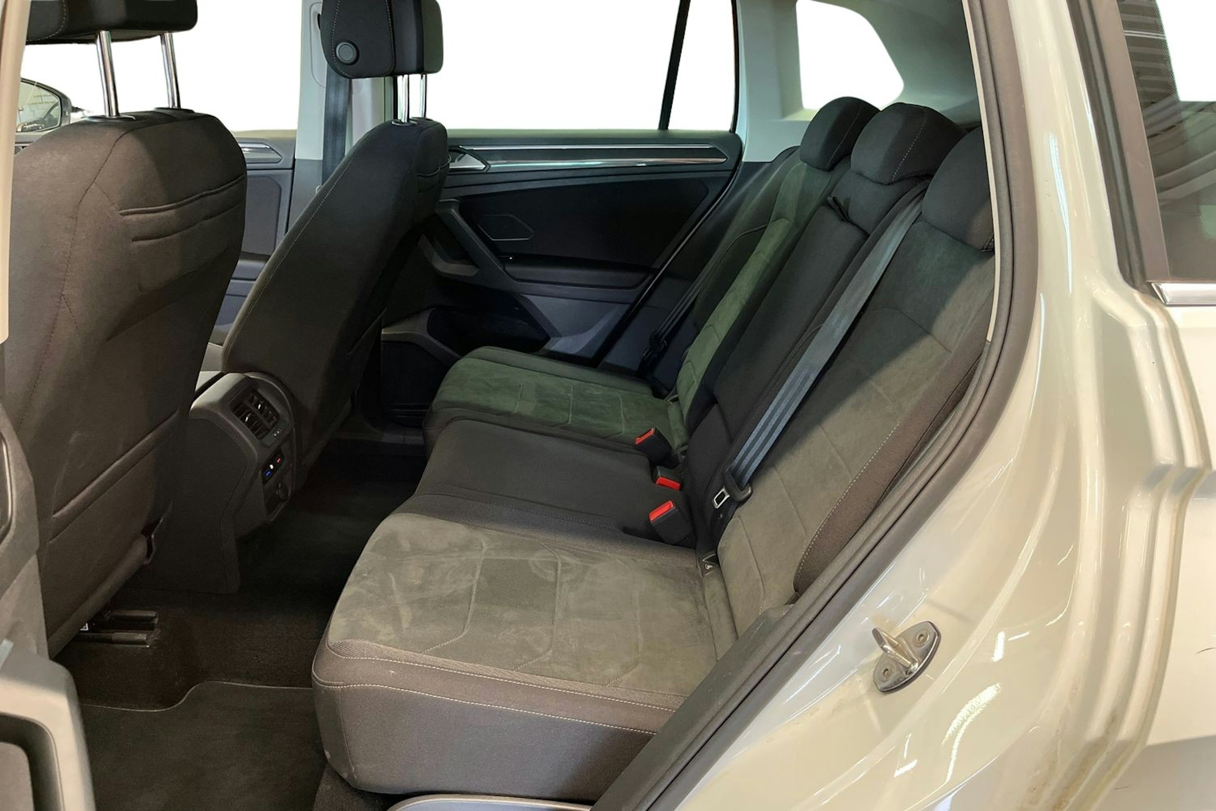 valkoinen Volkswagen Tiguan 2021 kuva 8.