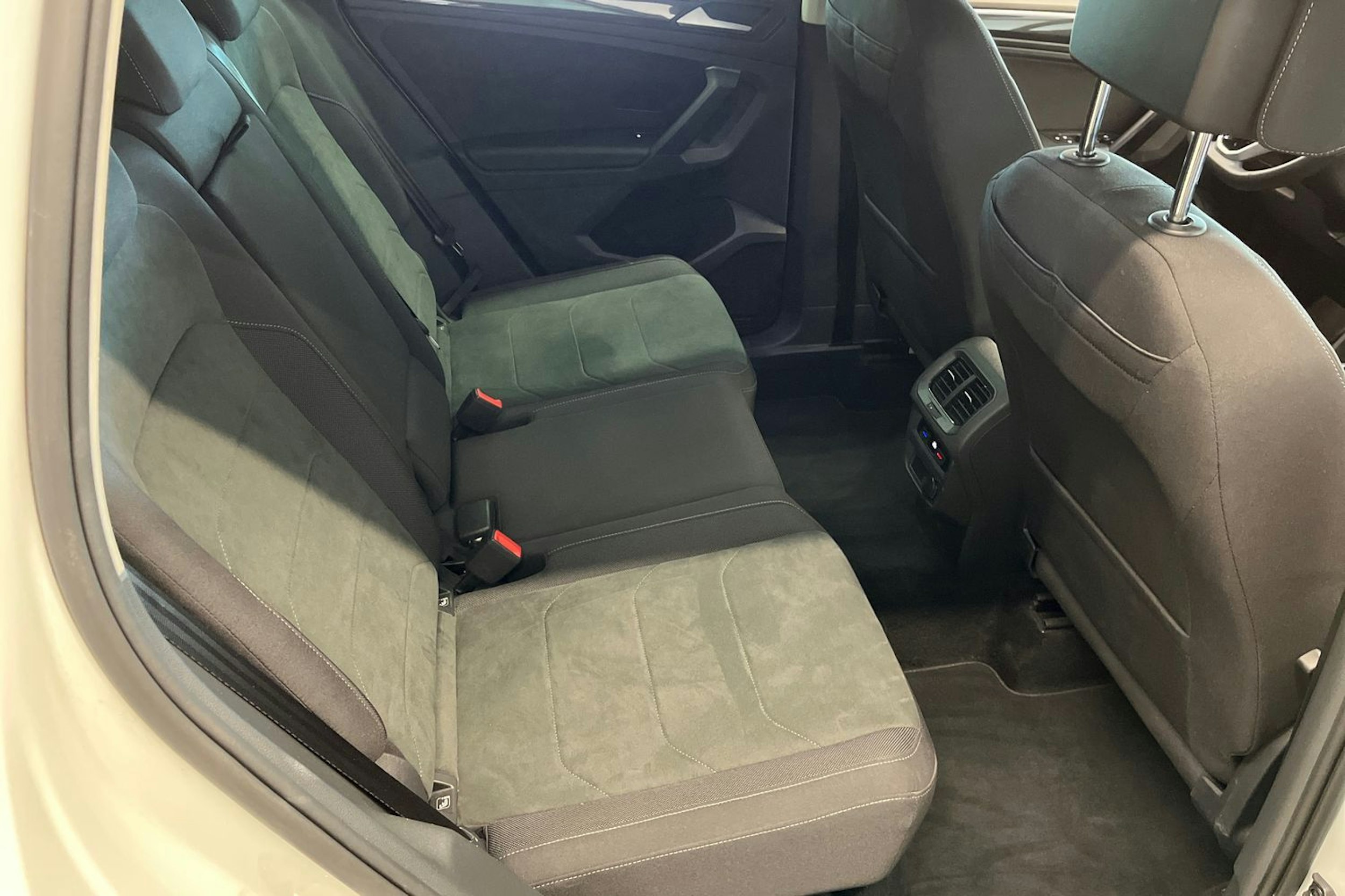 valkoinen Volkswagen Tiguan 2021 kuva 13.