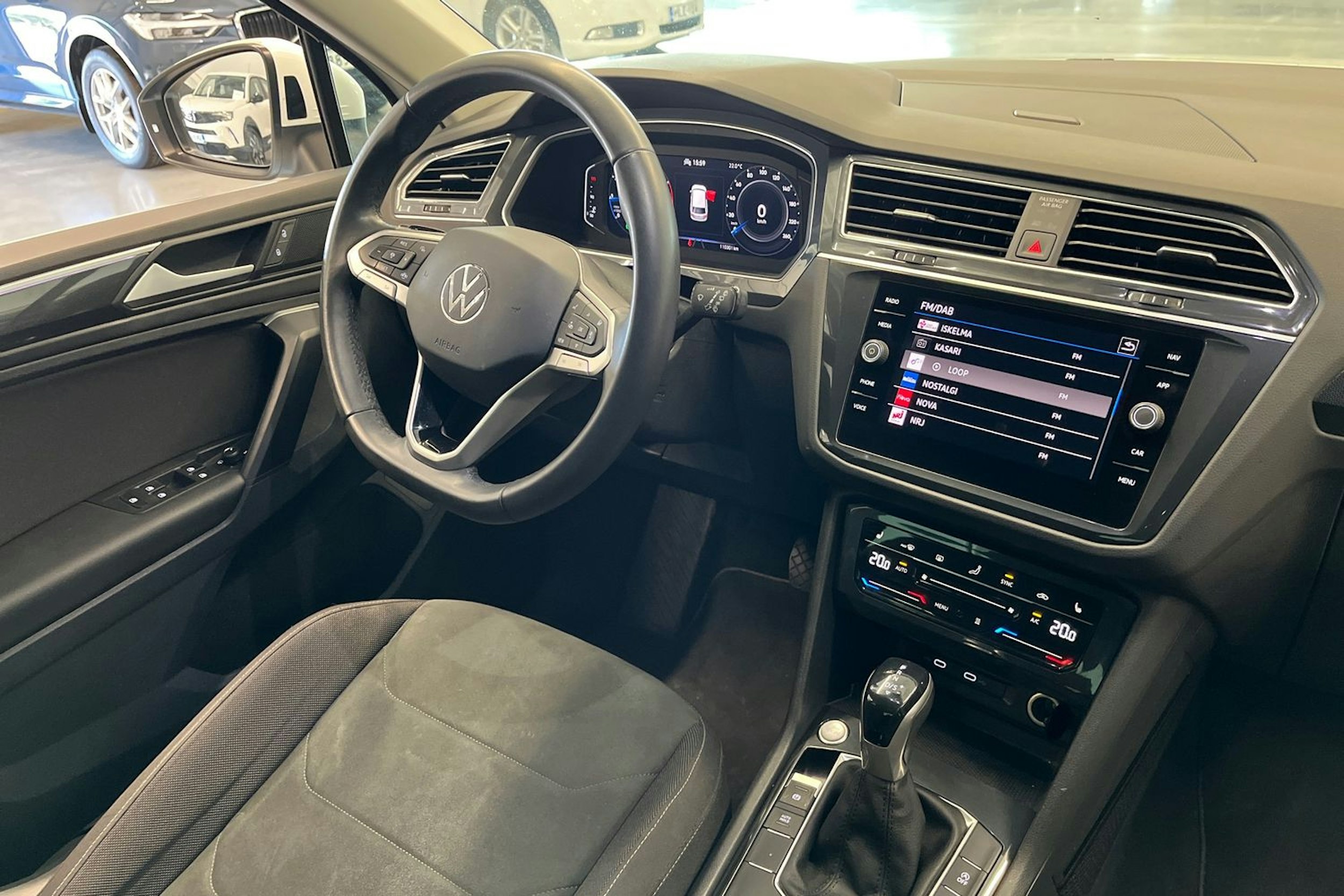 valkoinen Volkswagen Tiguan 2021 kuva 14.