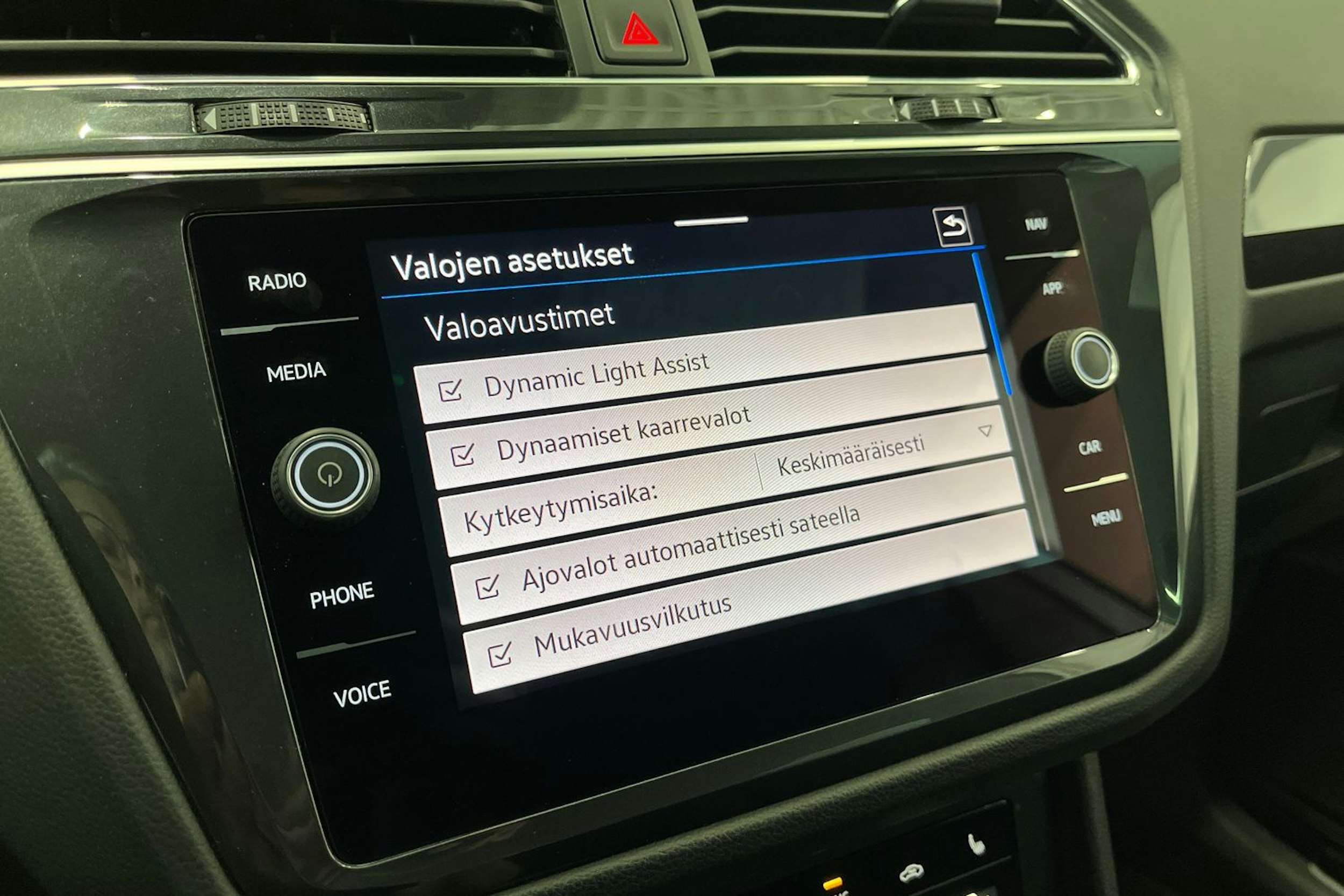 valkoinen Volkswagen Tiguan 2021 kuva 17.