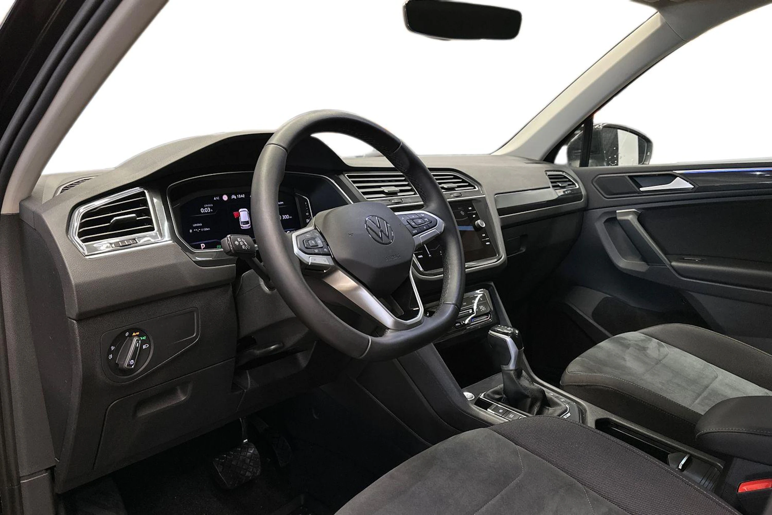 musta Volkswagen Tiguan 2021 kuva 8.