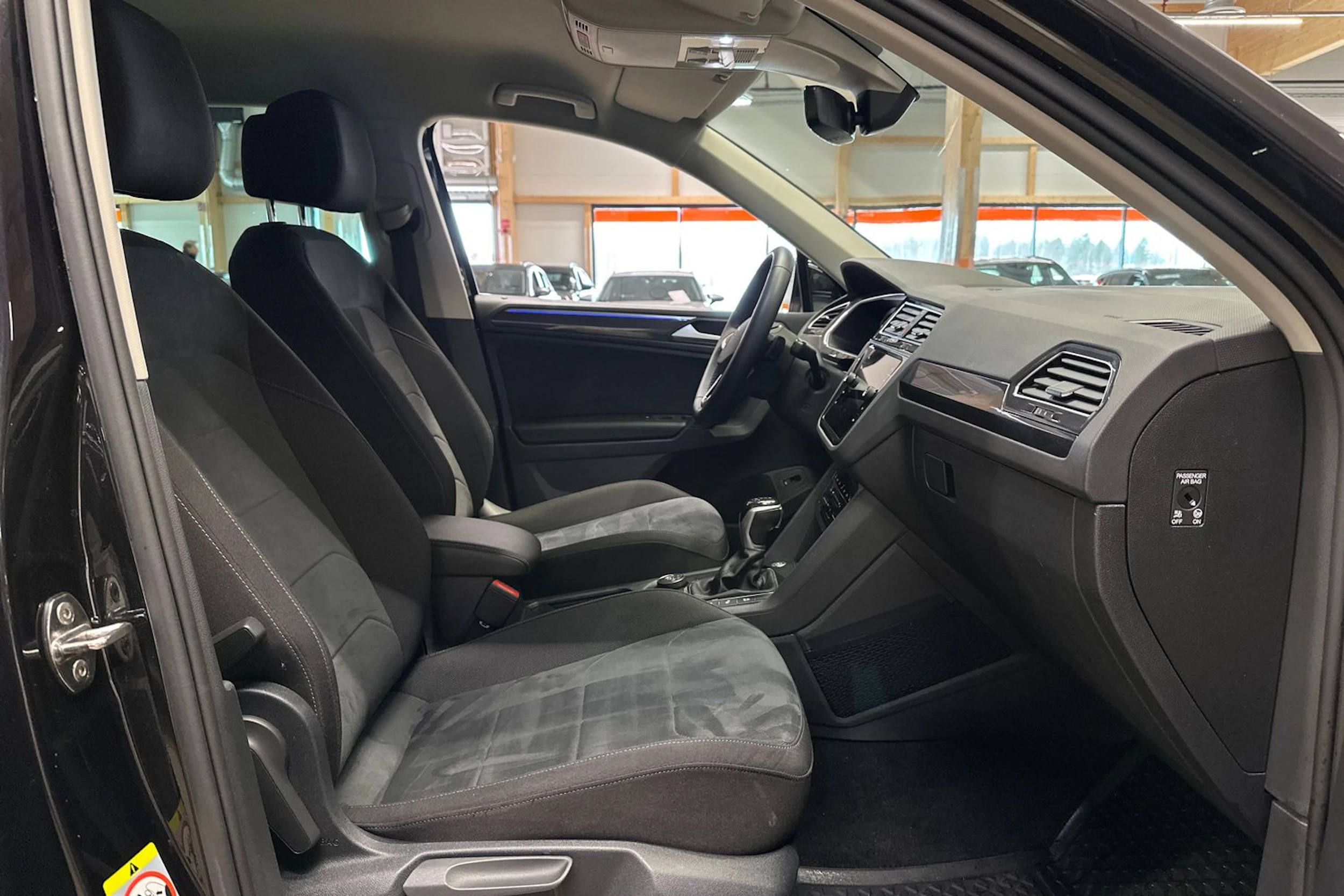musta Volkswagen Tiguan 2021 kuva 15.