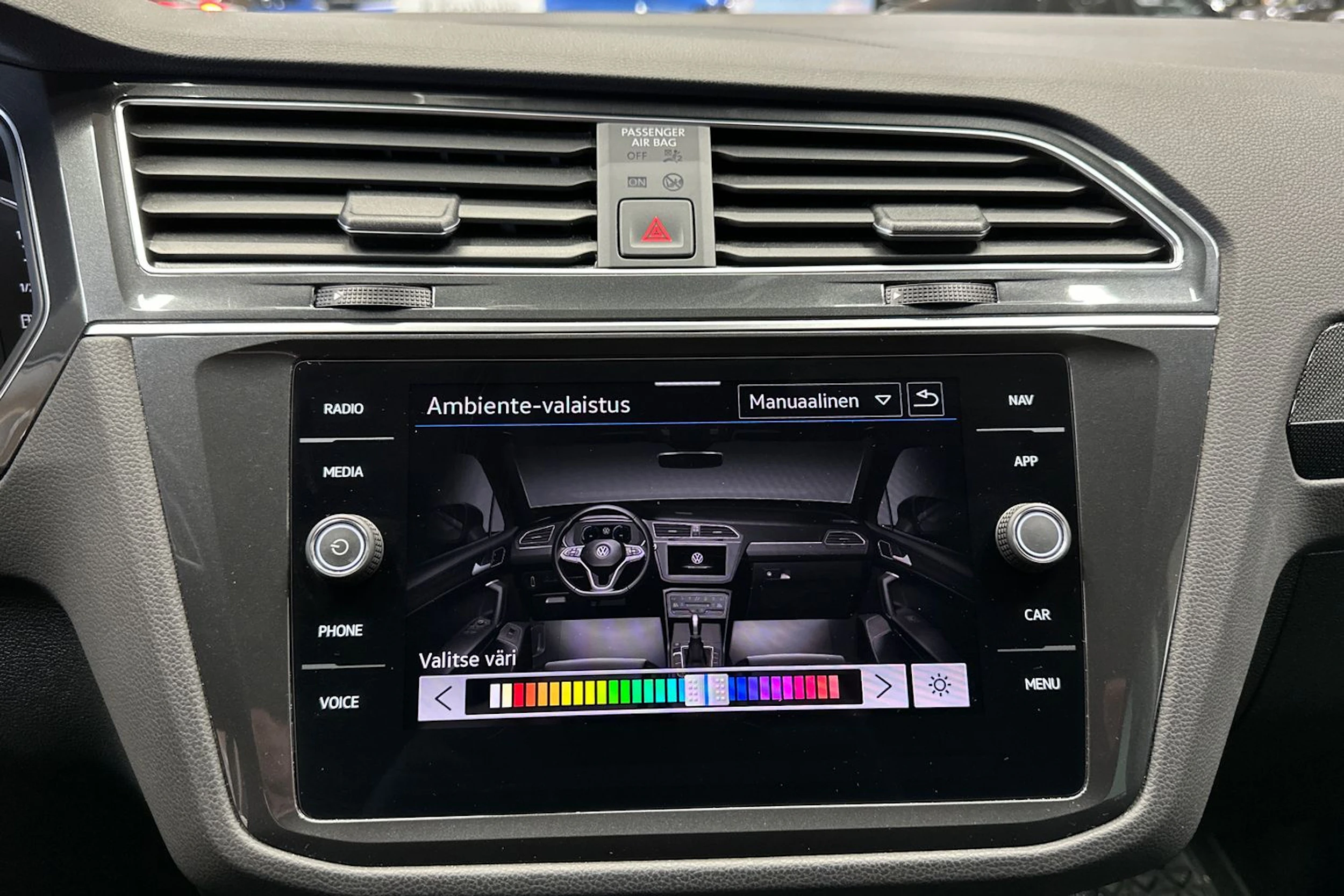 musta Volkswagen Tiguan 2021 kuva 22.